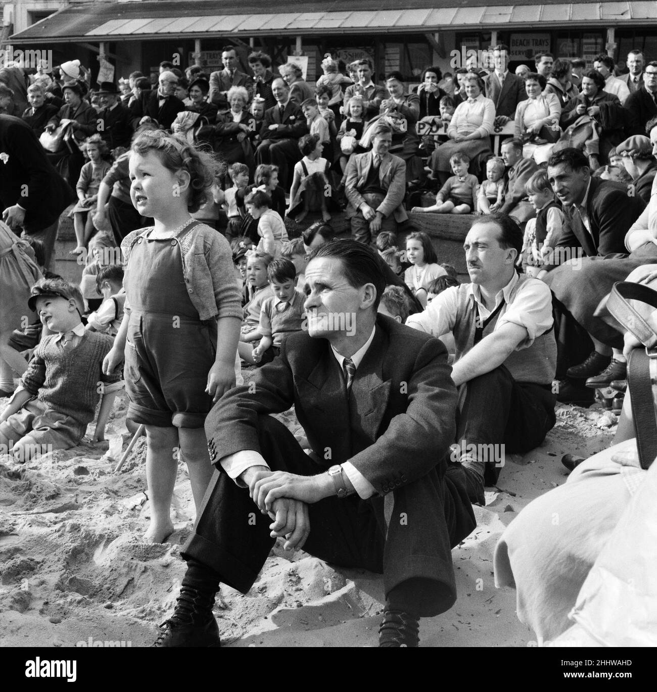 1950s family on beach hi-res stock photography and images - Alamy