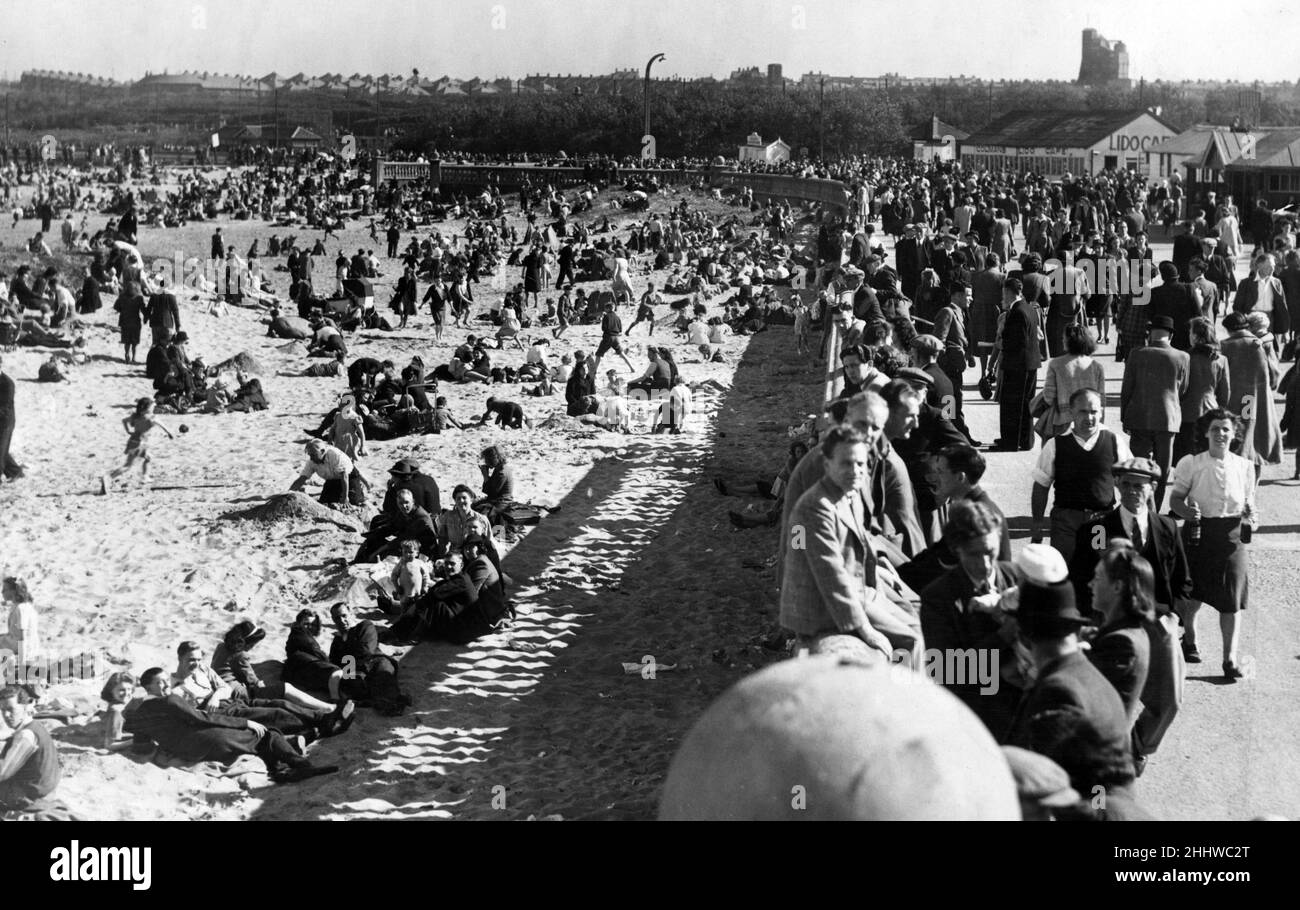 View looking from South Shields promenade along to Marsden, showing the Whitsun crowds. 17th May 1948. Stock Photo