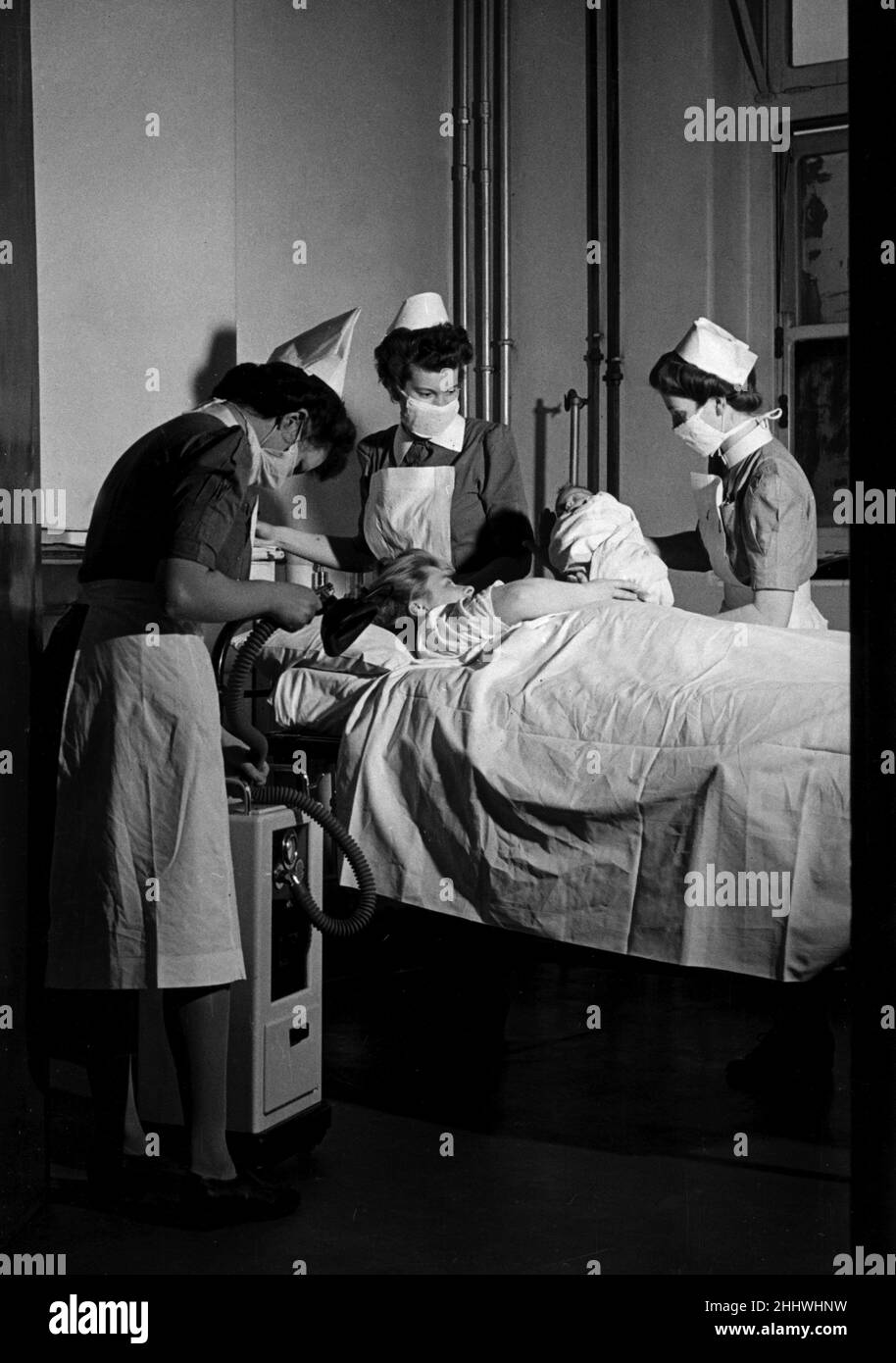 Midwives deliver a new born baby inside thew Labour ward at the British  Hospital for Mothers and Babies in Woolwich, London.20th January 1948 Stock  Photo - Alamy