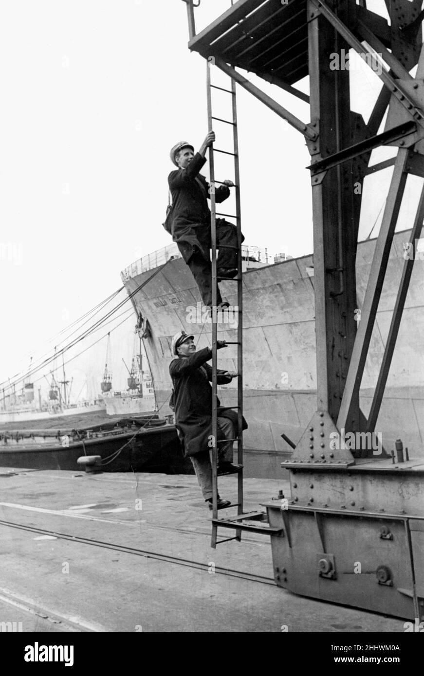 Dockers Strike 1948. Two RAF men unload a cargo of meat. 28th June 1948. Stock Photo
