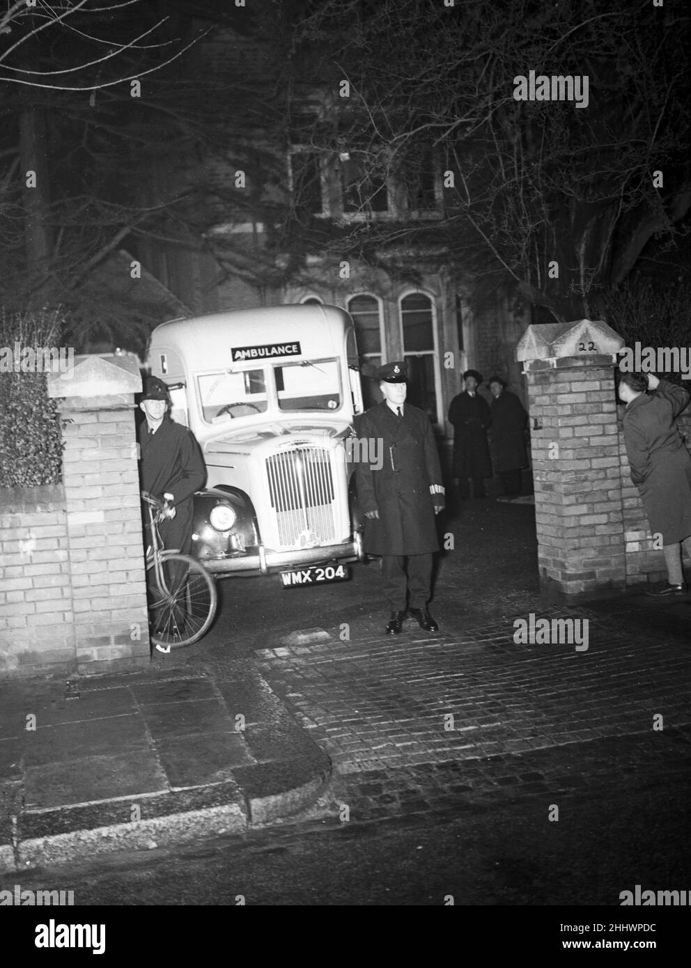 True Crime - Picture set on the murder crimes of John Donald Merrett, AK Ronald Chesney,  in 1926 and 1954. Picture shows The home of Lady Mary Menzies in Ealing, West London, murdered along with her daughter (Veronica Bonnar, Chesney's wife) by Ronald Chesney on 11th February 1954.  Night time scene with the ambulance and police on the drive.   Details on the killer and his crimes......  John Donald Merrett, a University student, was tried at Edinburgh for the murder of his mother in 1926, Bertha Merrett, and for uttering forged cheques upon her banking account. The authorities at first belie Stock Photo
