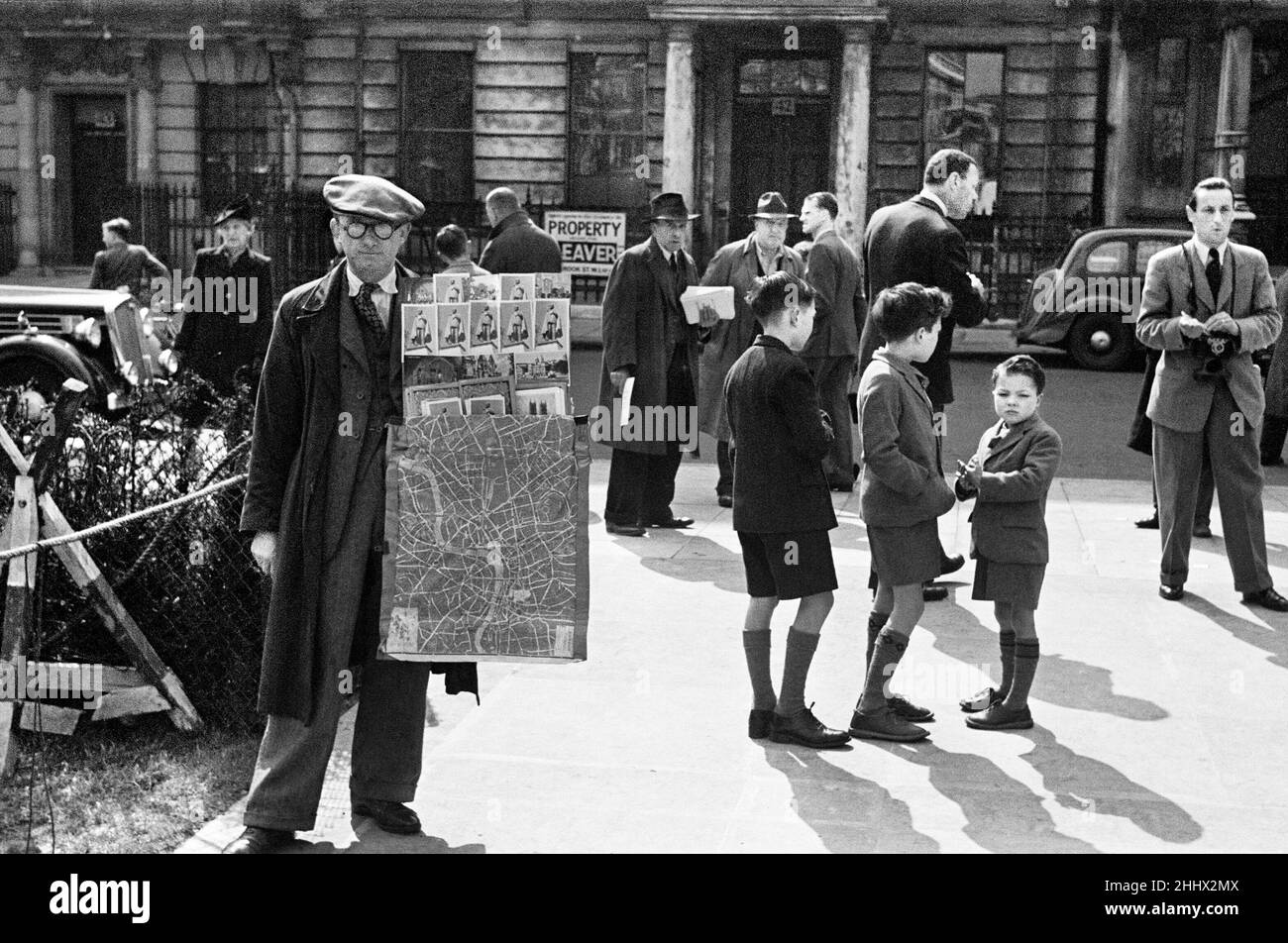 Londoners file pass the Sir William Reid Dick's statue of FDR shortly after it was unveilled  on 12th April 1948 Stock Photo