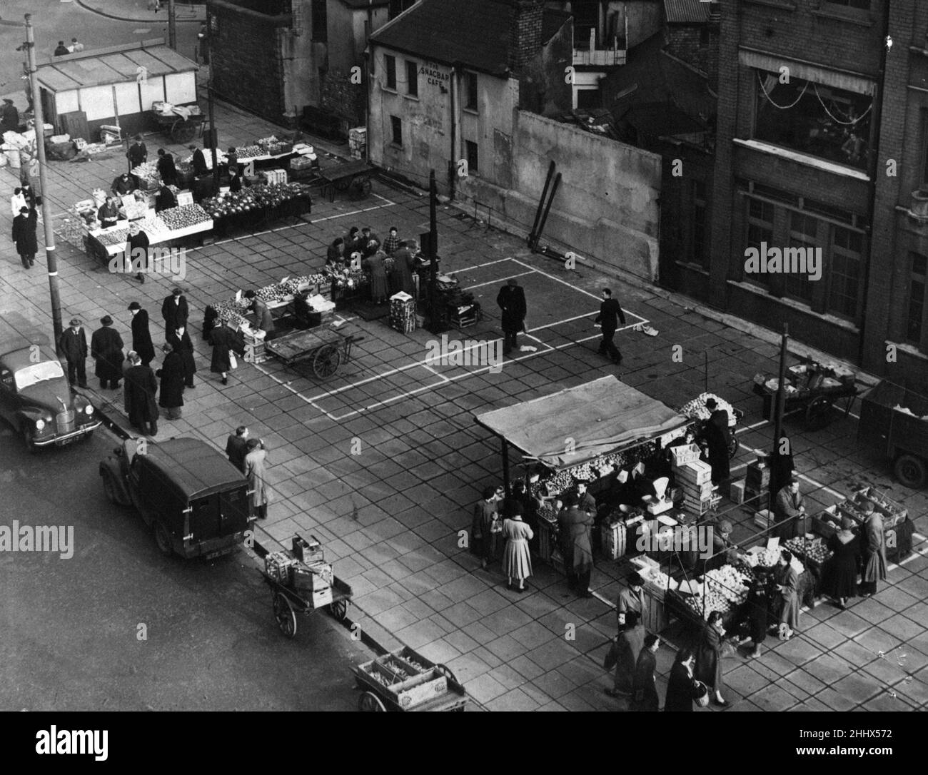 New market site in nearby Mill Lane, Cardiff, Wales, Saturday 2nd July 1955.  The stall holders have been relocated from Hayes Open Air Market (near the Central Library). Stock Photo