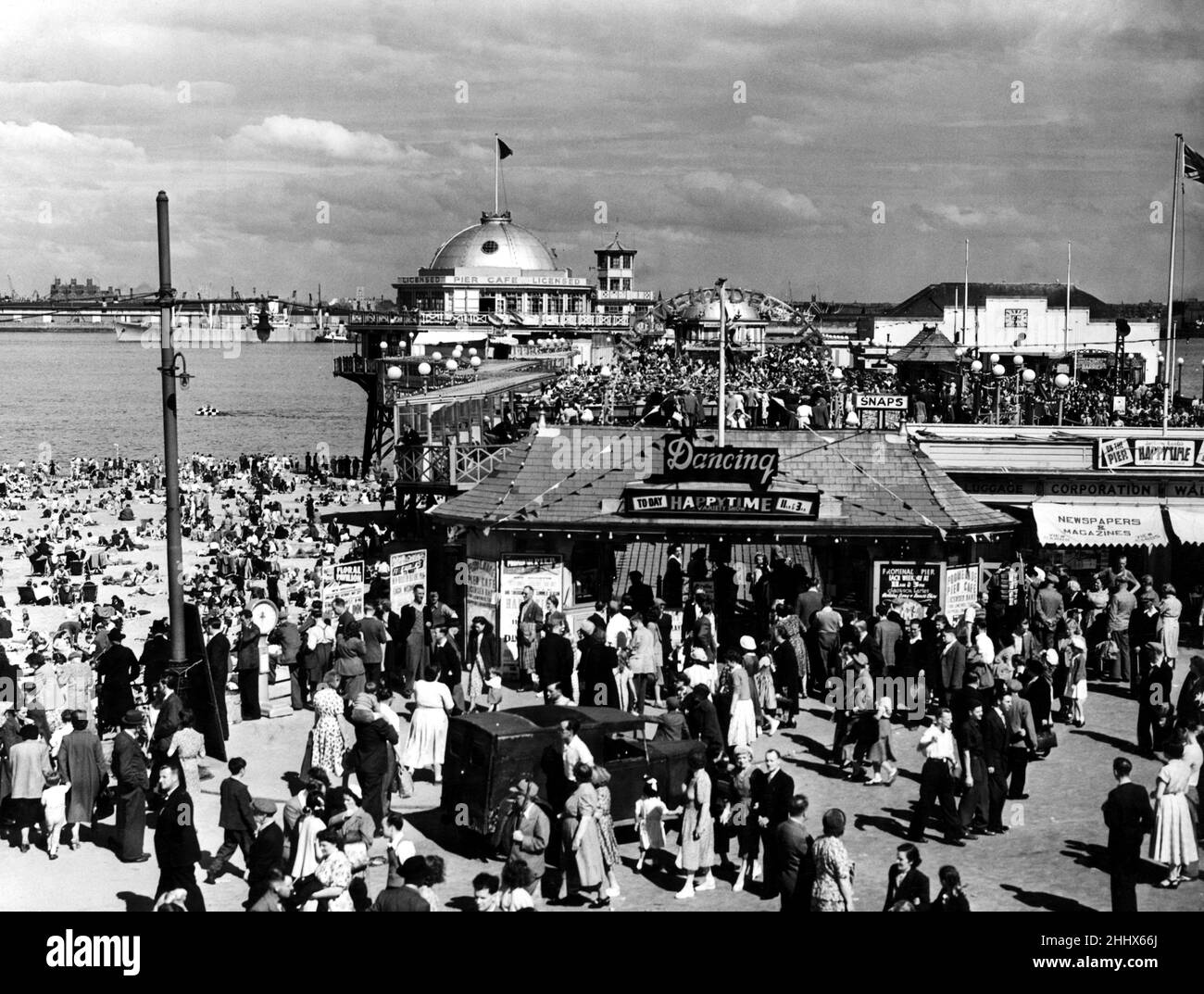 New Brighton Pier, Wallasey, Wirral, Merseyside. 8th August 1950. Stock Photo