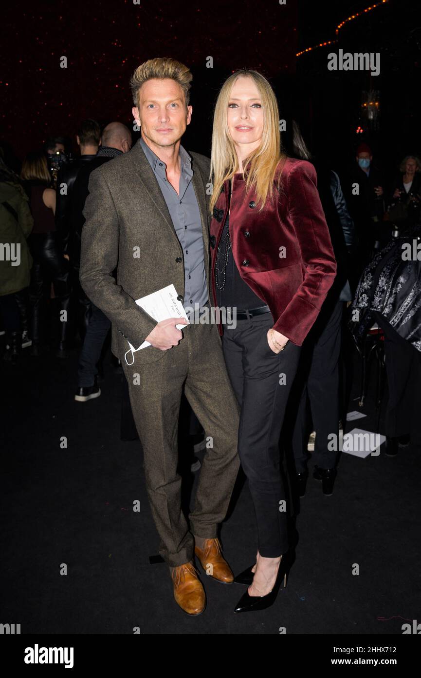 Tonya Kinzinger And Bernard Lignon Pose Ahead Of The On Aura Tout Vu 