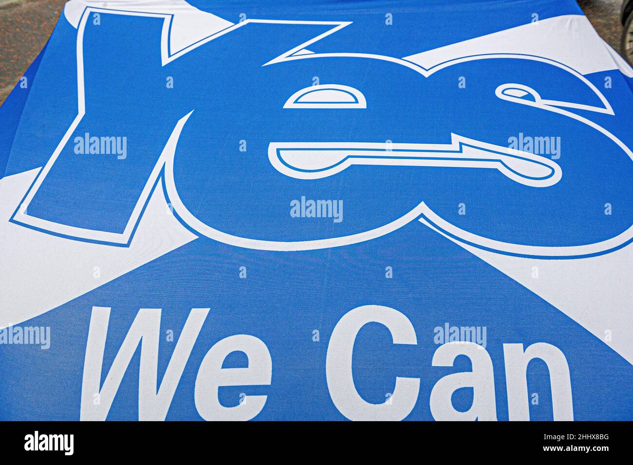 Glasgow, UK. 22nd Jan, 2022. A banner that says 'Yes we can' is seen displayed on the bonnet of a car during the demonstration. 1,000 supporters came out in support of the Scottish Independence following the news that UK Prime Minister, Boris Johnson held numerous parties and gatherings at 10 Downing Street during the Coronavirus lockdowns despite laws and bills being introduced to curb the spread of the virus. Credit: SOPA Images Limited/Alamy Live News Stock Photo