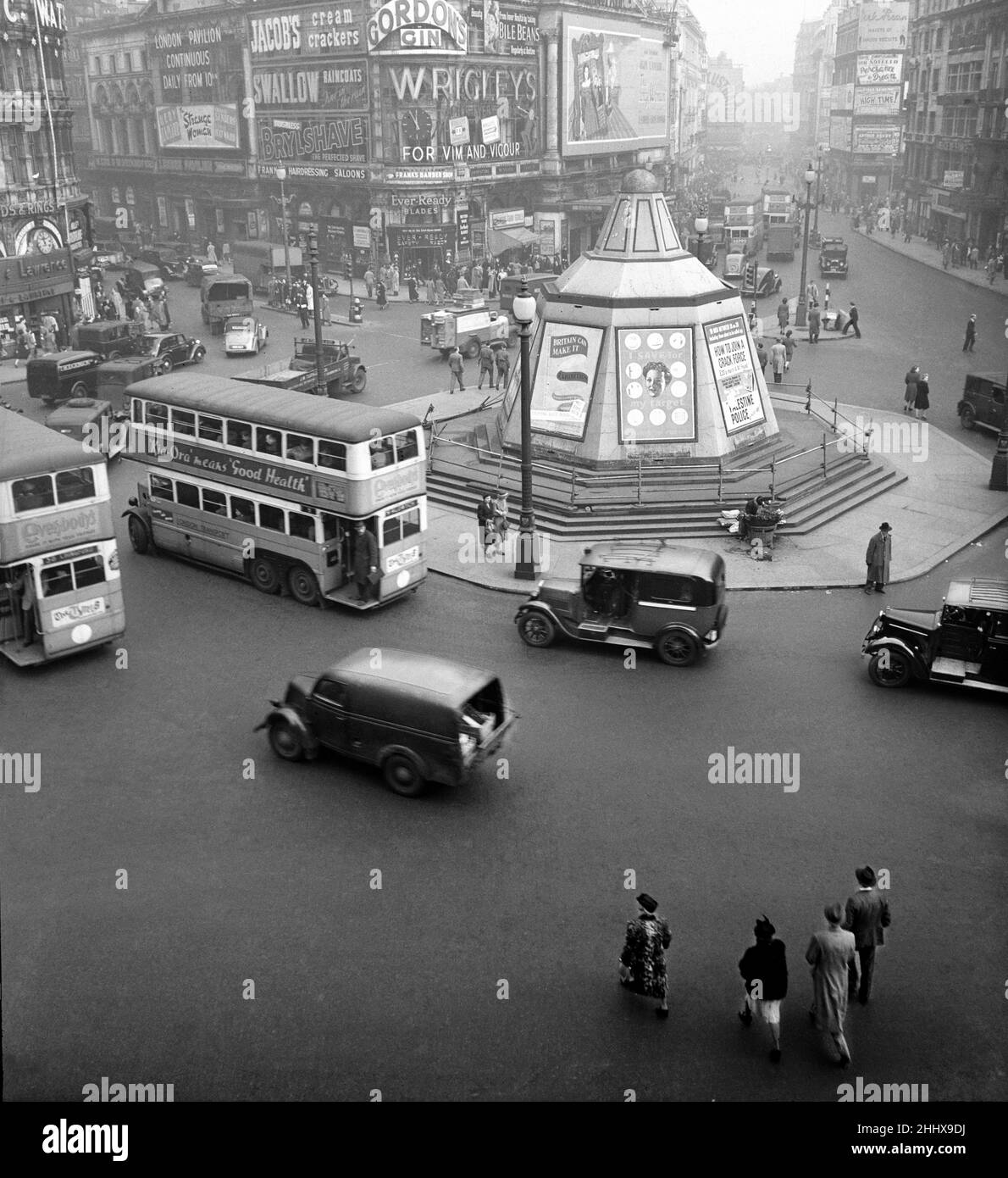 Piccadilly Circus 1946 Stock Photo Alamy