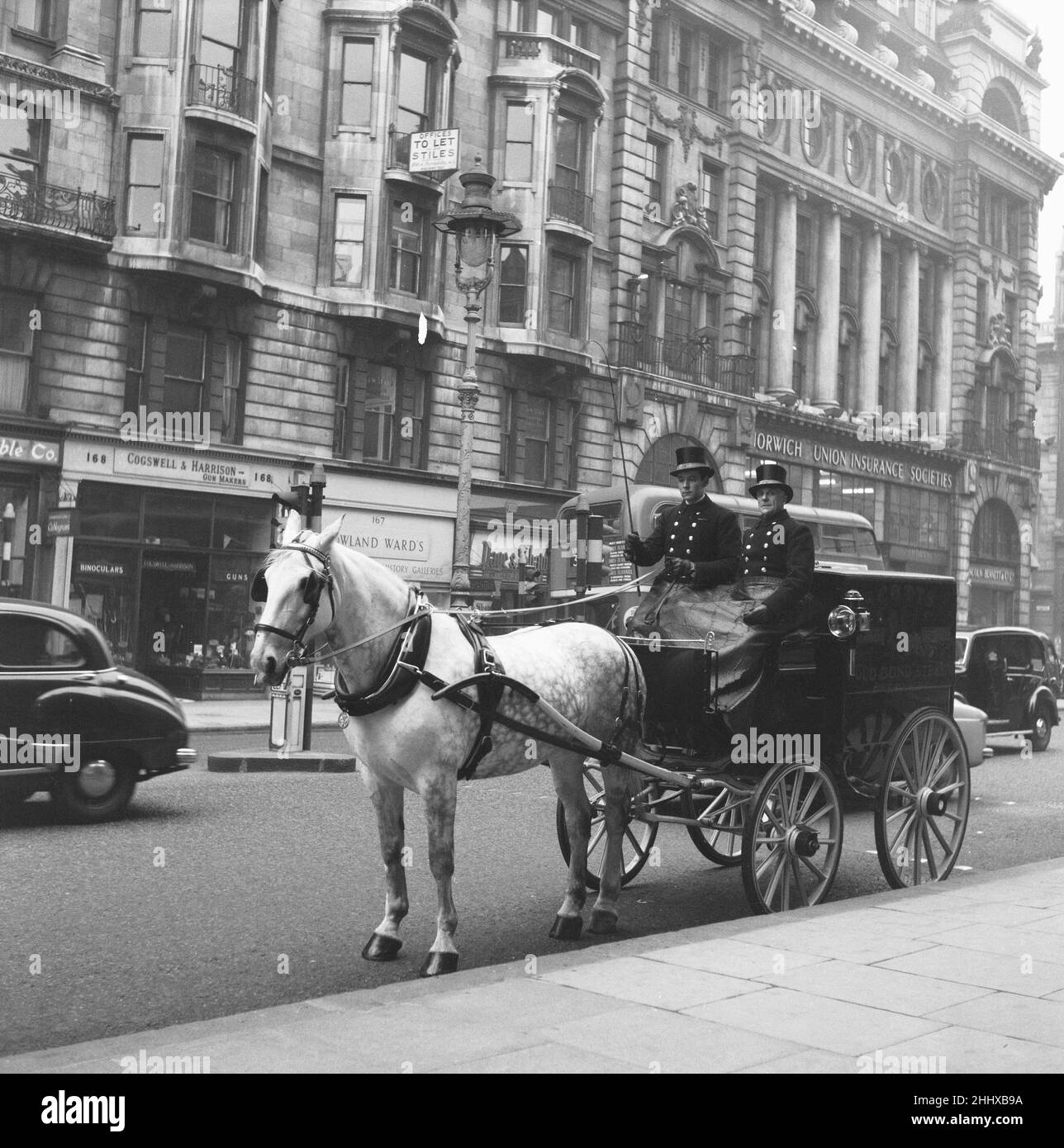 Scotts' the Hatter horse and carriage used to deliver their top hats  to London clients. 19th March 1954 Stock Photo