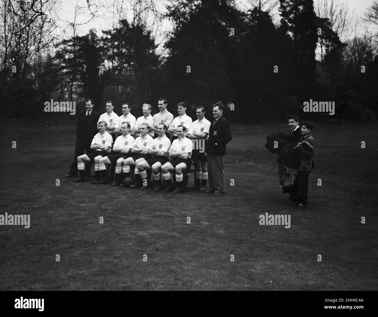 England team meet up ahead their upcoming international match against Austria.Here the squad pose for a group photograph with manager Walter Winterbottom (left). His successor as England manager Alf Ramsey is pictured second from the left on the back row. 27th November 1951. Stock Photo