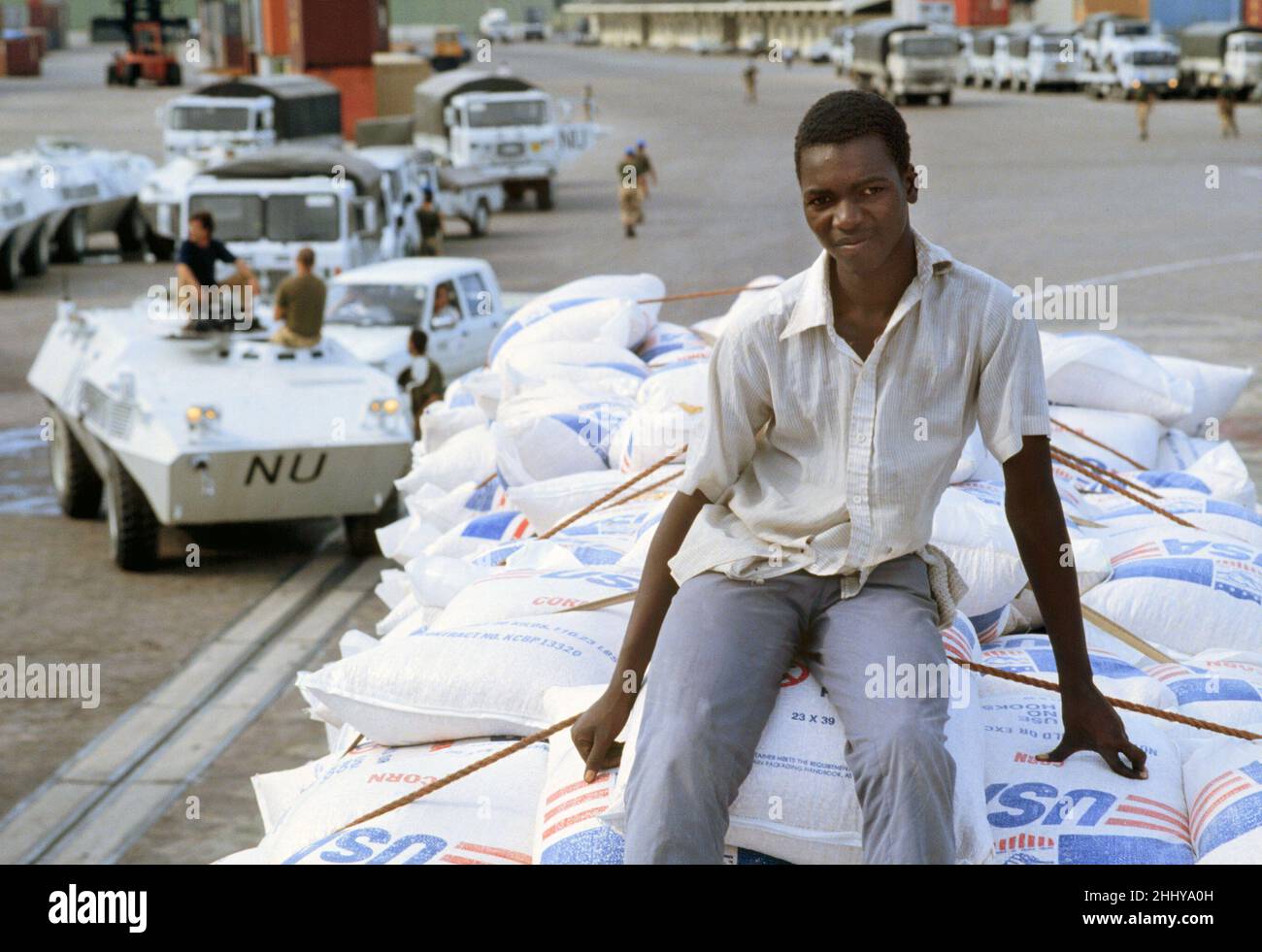 - Mozambique 1993, unloading of flour humanitarian aid USA in the port of Beira, on the background Italian troops part of the military contingent of peace of the UN  - Mozambico 1993, scarico di farina aiuto umanitario USA nel porto di Beira, sullo sfondo truppe italiane parte del contingente militare di pace dell'ONU Stock Photo