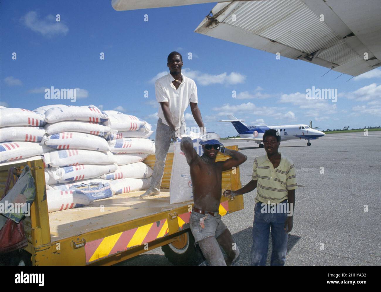 - Mozambique 1993, delivery of flour humanitarian aid in Beira airport, province of Sofala   - Mozambico 1993, consegna  di farina aiuto umanitario al nell'aereoporo di Beira, regione di Sofala Stock Photo
