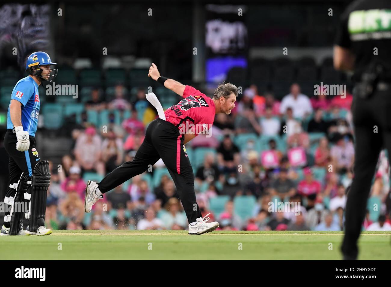Sydney, Australia, 26 January, 2022. Dan Christian of the Sixers bowls during the Big Bash League Challenger cricket match between Sydney Sixers and Adelaide Strikers at The Sydney Cricket Ground on January 26, 2022 in Sydney, Australia. Credit: Steven Markham/Speed Media/Alamy Live News Stock Photo