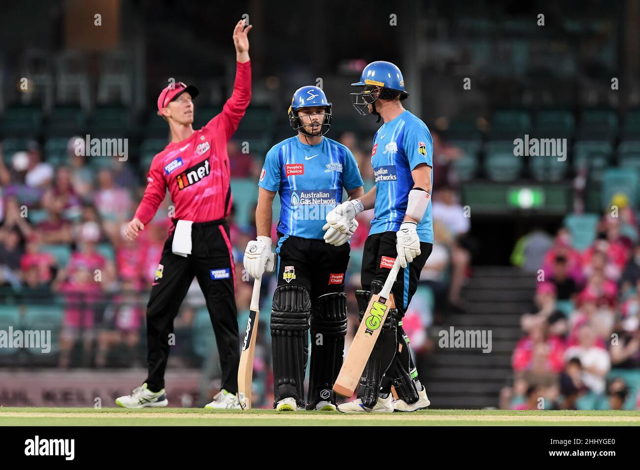 Sydney, Australia, 26 January, 2022. Thomas Kelly of the Strikers and Jon Wells of the Strikers talk between overs during the Big Bash League Challenger cricket match between Sydney Sixers and Adelaide Strikers at The Sydney Cricket Ground on January 26, 2022 in Sydney, Australia. Credit: Steven Markham/Speed Media/Alamy Live News Stock Photo