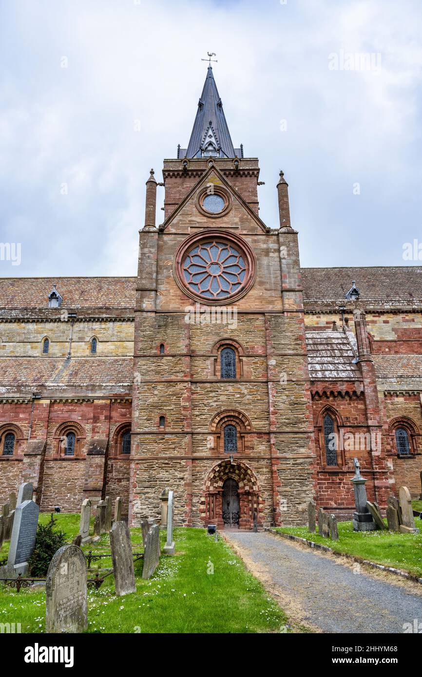 St Magnus Cathedral (south entrance) and Burial Ground in Kirkwall on Mainland Orkney in Scotland Stock Photo