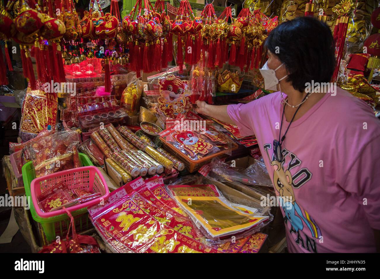Chinese women wearing facemasks hi-res stock photography and images - Alamy