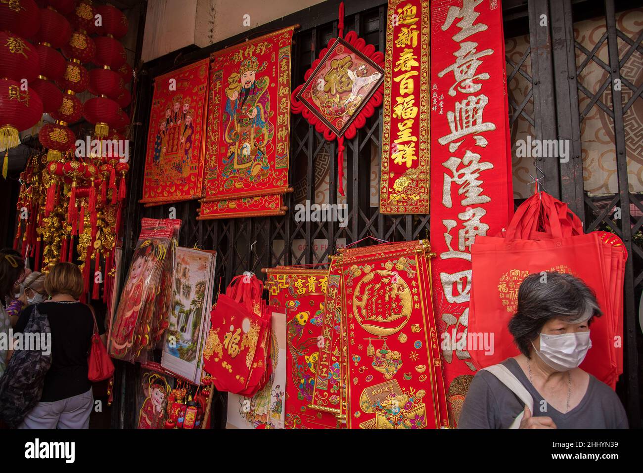 Chinese women wearing facemasks hi-res stock photography and images - Alamy