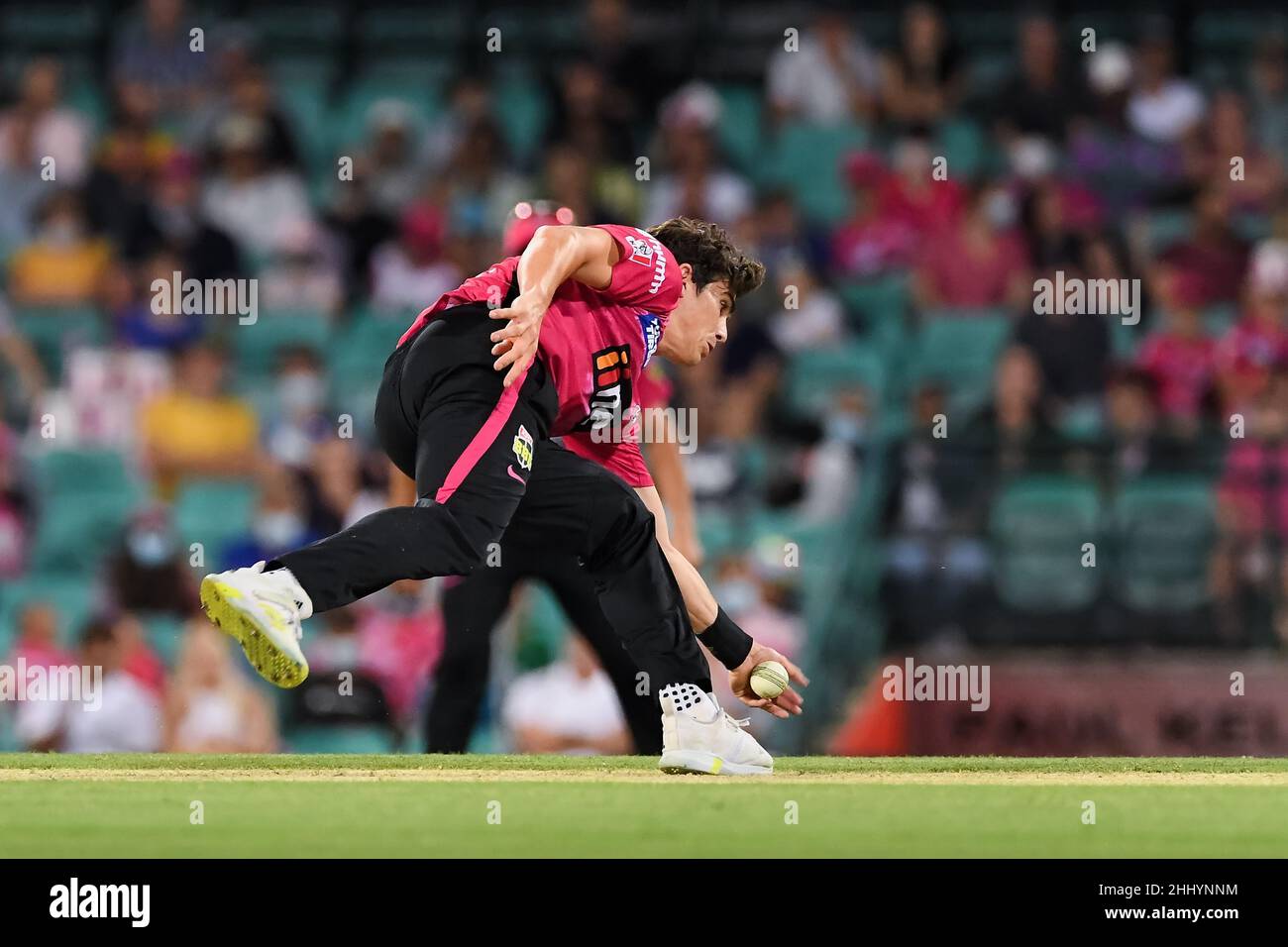 Sydney, Australia, 26 January, 2022. Sean Abbott of the Sixers fields the ball during the Big Bash League Challenger cricket match between Sydney Sixers and Adelaide Strikers at The Sydney Cricket Ground on January 26, 2022 in Sydney, Australia. Credit: Steven Markham/Speed Media/Alamy Live News Stock Photo