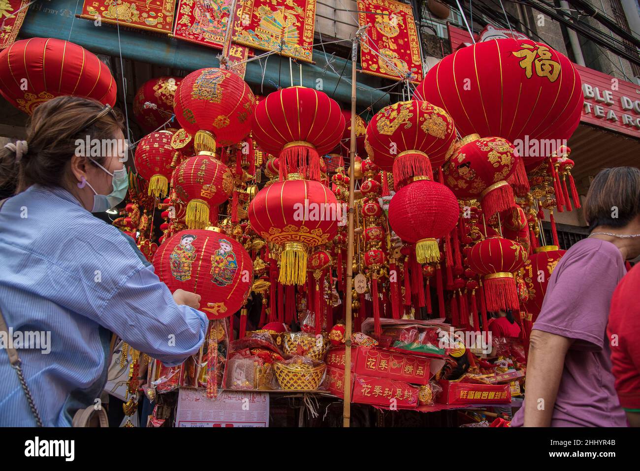 Chinese women wearing facemasks hi-res stock photography and images - Alamy