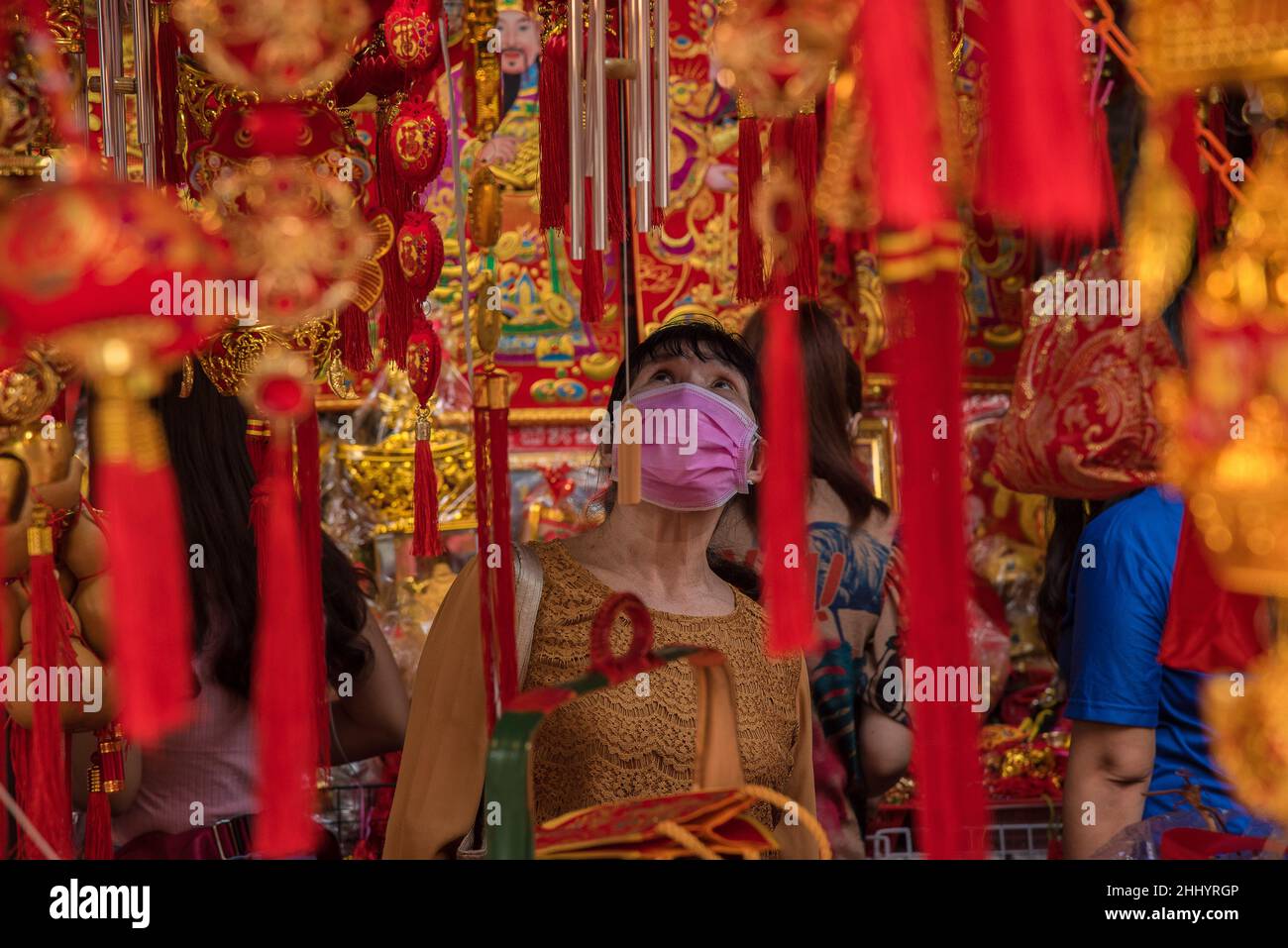Chinese women wearing facemasks hi-res stock photography and images - Alamy