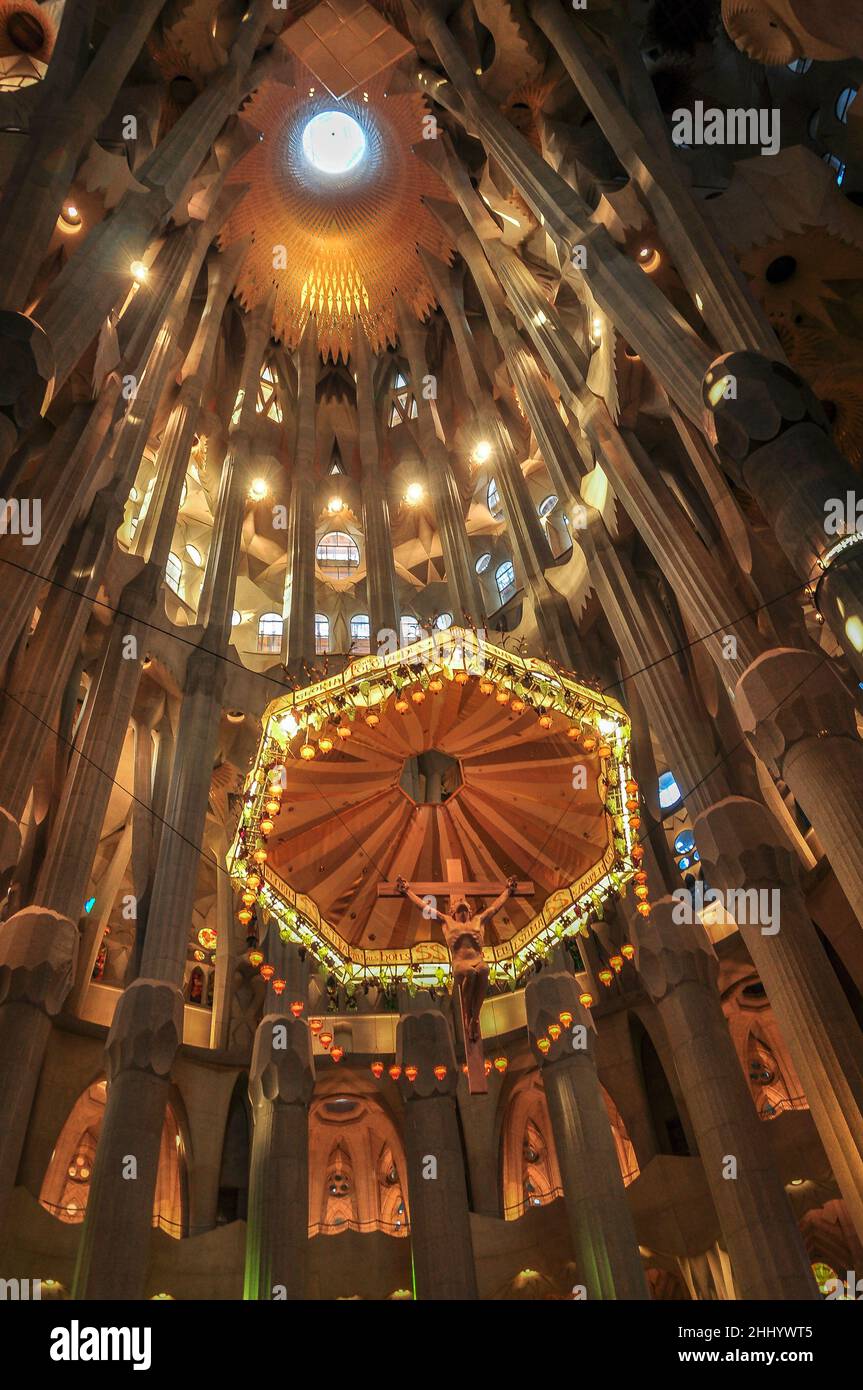 Columns of the apse and the baldachin above the altar of the Sagrada Familia  (Barcelona, Catalonia, Spain) ESP: Interior de la Sagrada Familia, España  Stock Photo - Alamy, image size:863x1390