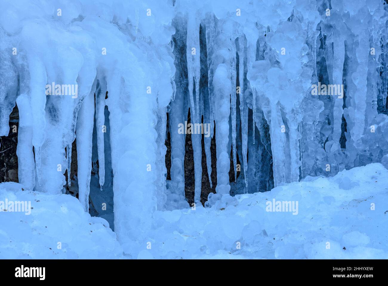 Details of snow and ice stalactites in the Salt de Murcurols waterfall frozen and snowy in winter (Berguedà, Catalonia, Spain, Pyrenees) Stock Photo