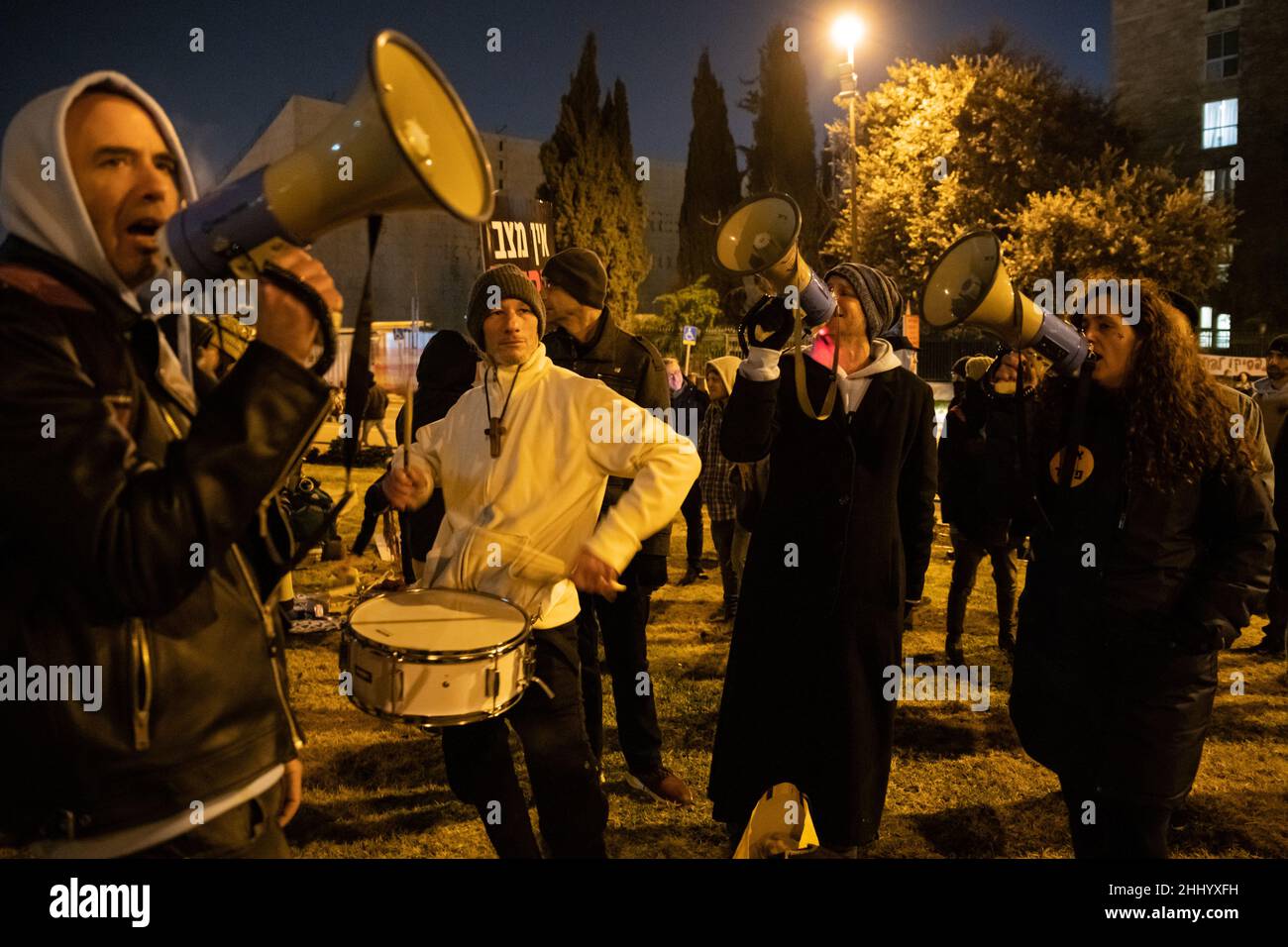 Jerusalem, Israel. Jan 25th 2022. Demonstration against the Corona virus emergency protocol strickening and extension in front of the Israeli house of elected - the Knesset. During the vote, the emergency protocol update was approved. Jerusalem, Israel. Jan 25th 2022. (Photo by Matan Golan/Alamy Live News) Stock Photo