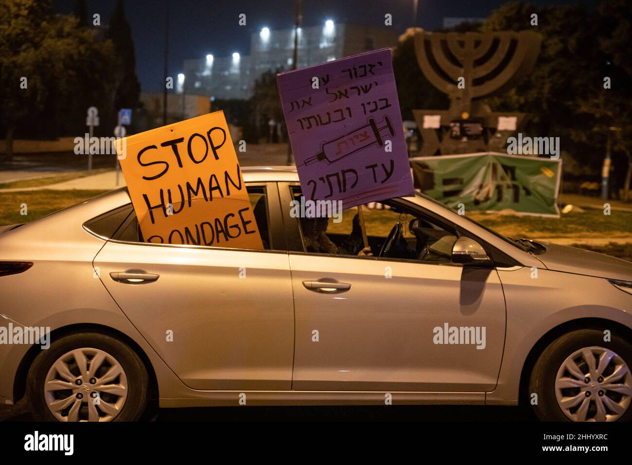 Jerusalem, Israel. Jan 25th 2022. Demonstration against the Corona virus emergency protocol strickening and extension in front of the Israeli house of elected - the Knesset. During the vote, the emergency protocol update was approved. Jerusalem, Israel. Jan 25th 2022. (Photo by Matan Golan/Alamy Live News) Stock Photo