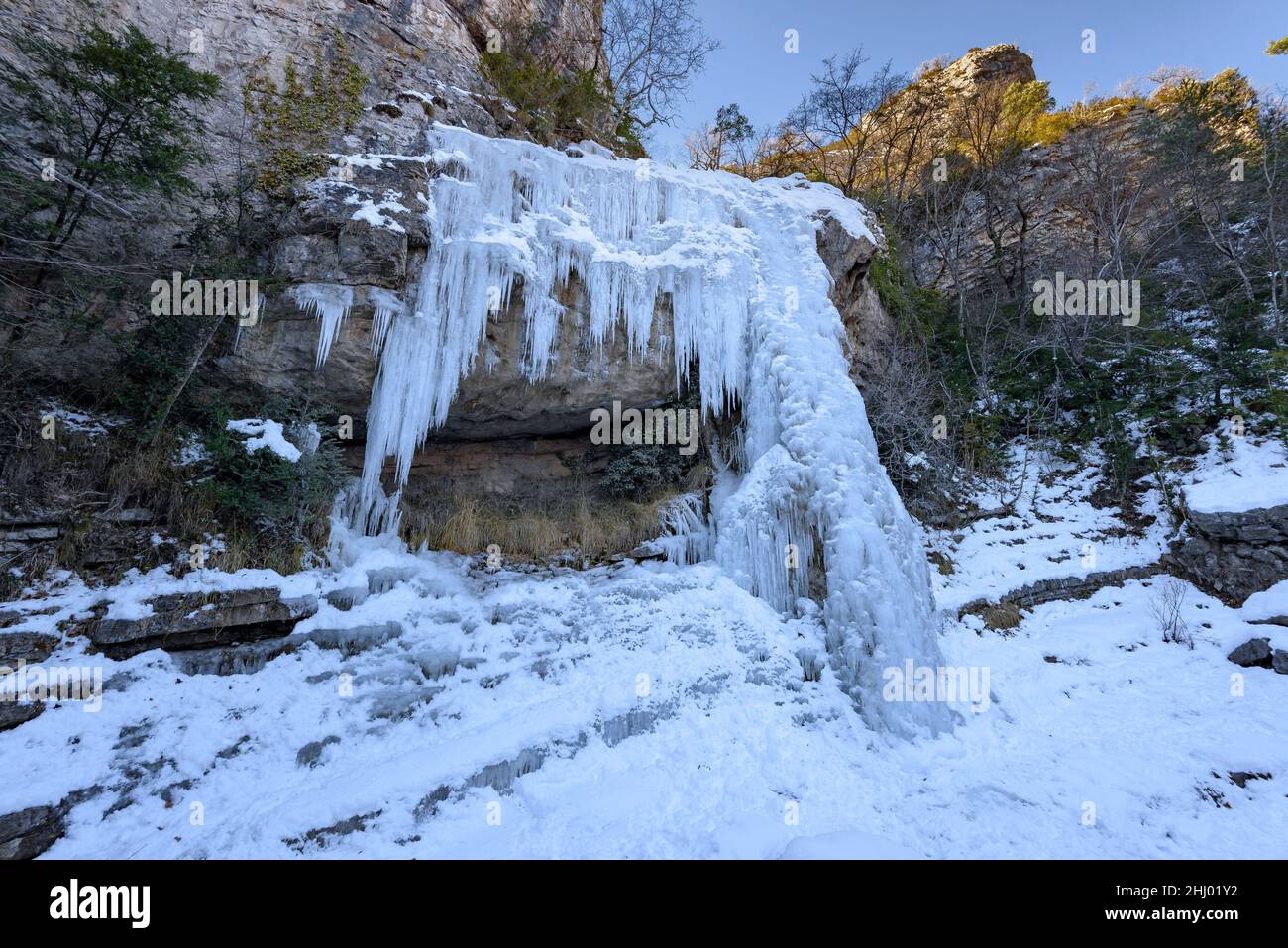 Salt de Murcurols waterfall frozen and snowy in winter (Berguedà, Catalonia, Spain, Pyrenees) ESP: Cascada del Salt de Murcurols helada y nevada Stock Photo