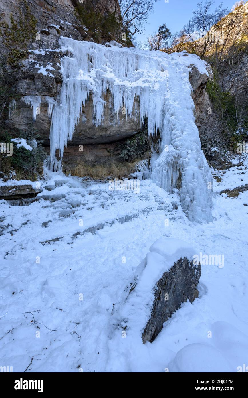Salt de Murcurols waterfall frozen and snowy in winter (Berguedà, Catalonia, Spain, Pyrenees) ESP: Cascada del Salt de Murcurols helada y nevada Stock Photo