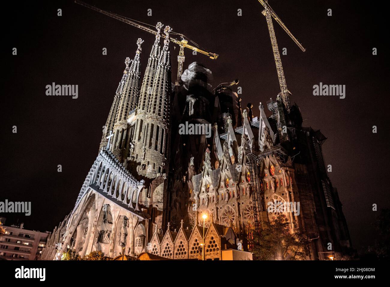 The Passion facade of the Sagrada Familia Basilica at night (Barcelona, Catalonia, Spain) ESP: Fachada de la Pasión de la Sagrada Familia de noche BCN Stock Photo