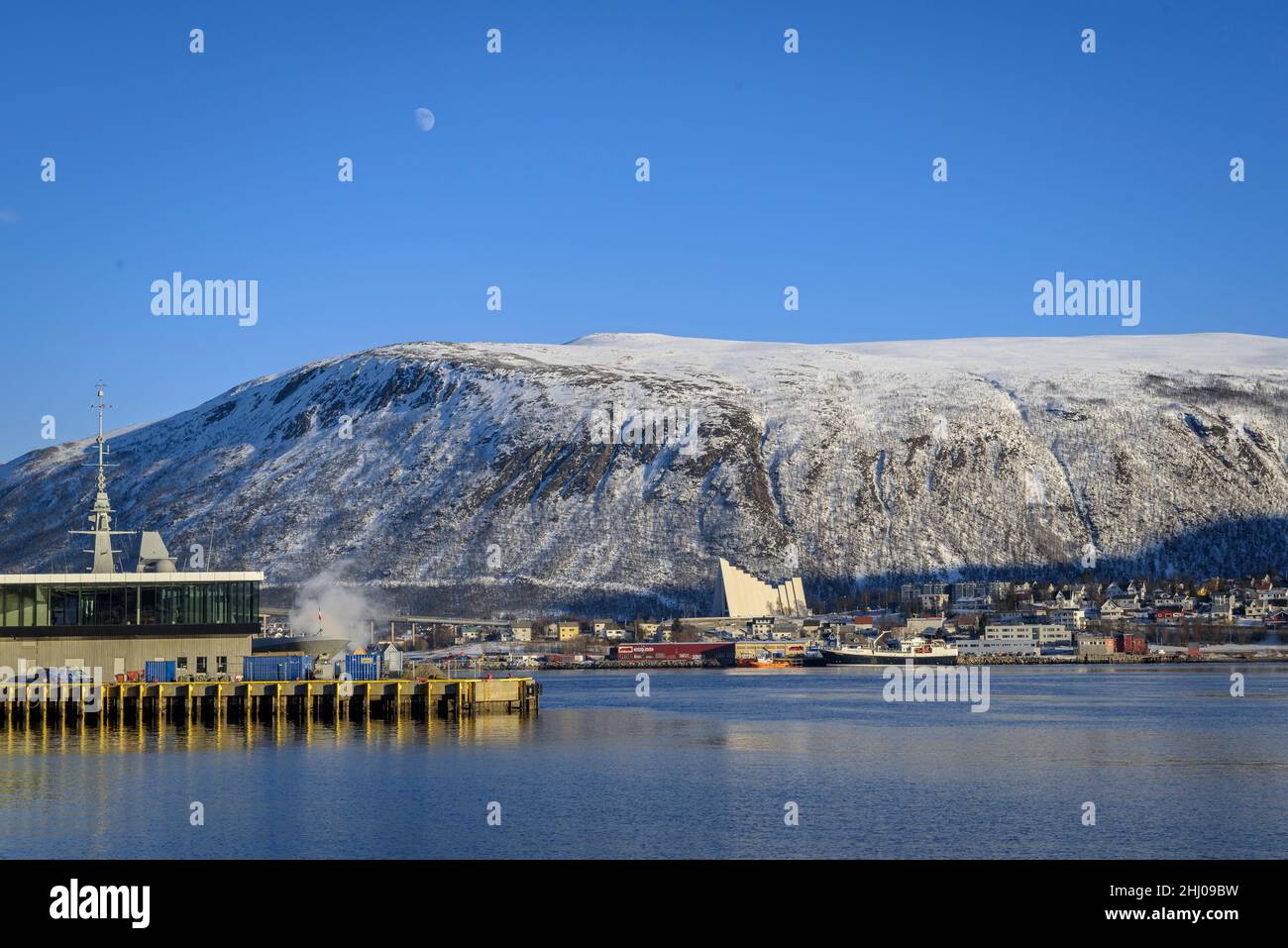Tromsø Harbor, and the Arctic Cathedral on a sunny winter afternoon (Tromsø, Norway) ESP: Puerto de Tromsø, y Catedral del Ártico en una tarde soleada Stock Photo