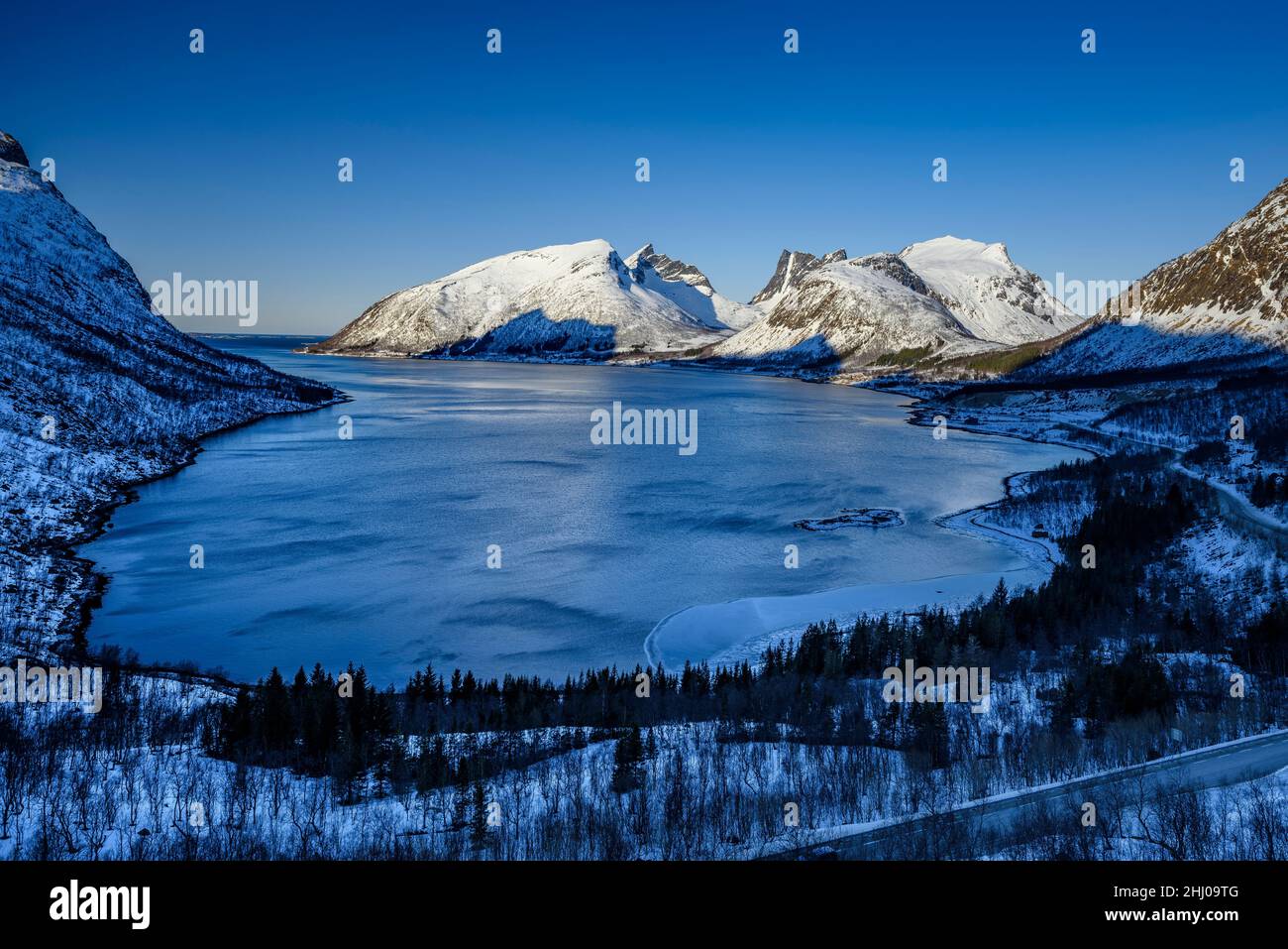 View of the Nordfjord fjord (Senja island) seen from the Bergsbotn lookout platform, on a cold sunny winter morning (Senja, Norway) Stock Photo