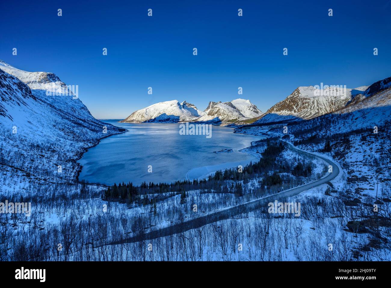 View of the Nordfjord fjord (Senja island) seen from the Bergsbotn lookout platform, on a cold sunny winter morning (Senja, Norway) Stock Photo