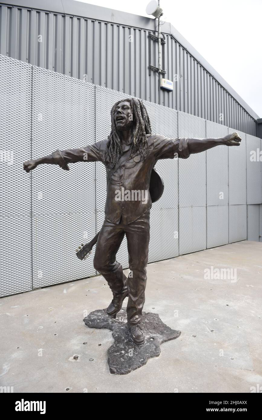 Bob Marley statue, Baltic Triangle, Liverpool, UK. The seven foot high statue, by Andy Edwards, was commissioned by Positive Vibration Festival in hon Stock Photo