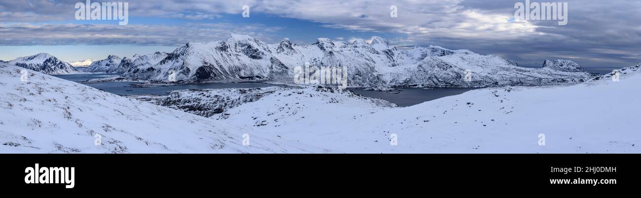 Winter views from Ryten summit (Lofoten, Norway) ESP: Vistas invernales desde la cima del Ryten (Lofoten, Noruega) FR: Vues d'hiver du haut du Ryten Stock Photo