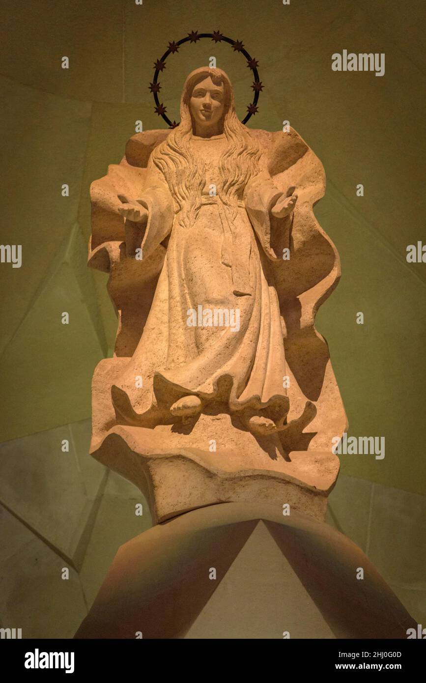Sculpture of the Virgin Mary, inside the Sagrada Familia basilica (Barcelona, Catalonia, Spain) ESP: Escultura de la Virgen María, en Sagrada Familia Stock Photo