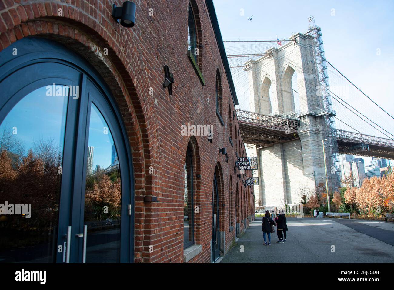 St. Ann's Warehouse, imposantes Backsteingebäude bei der Brooklyn Bridge, New York Stock Photo