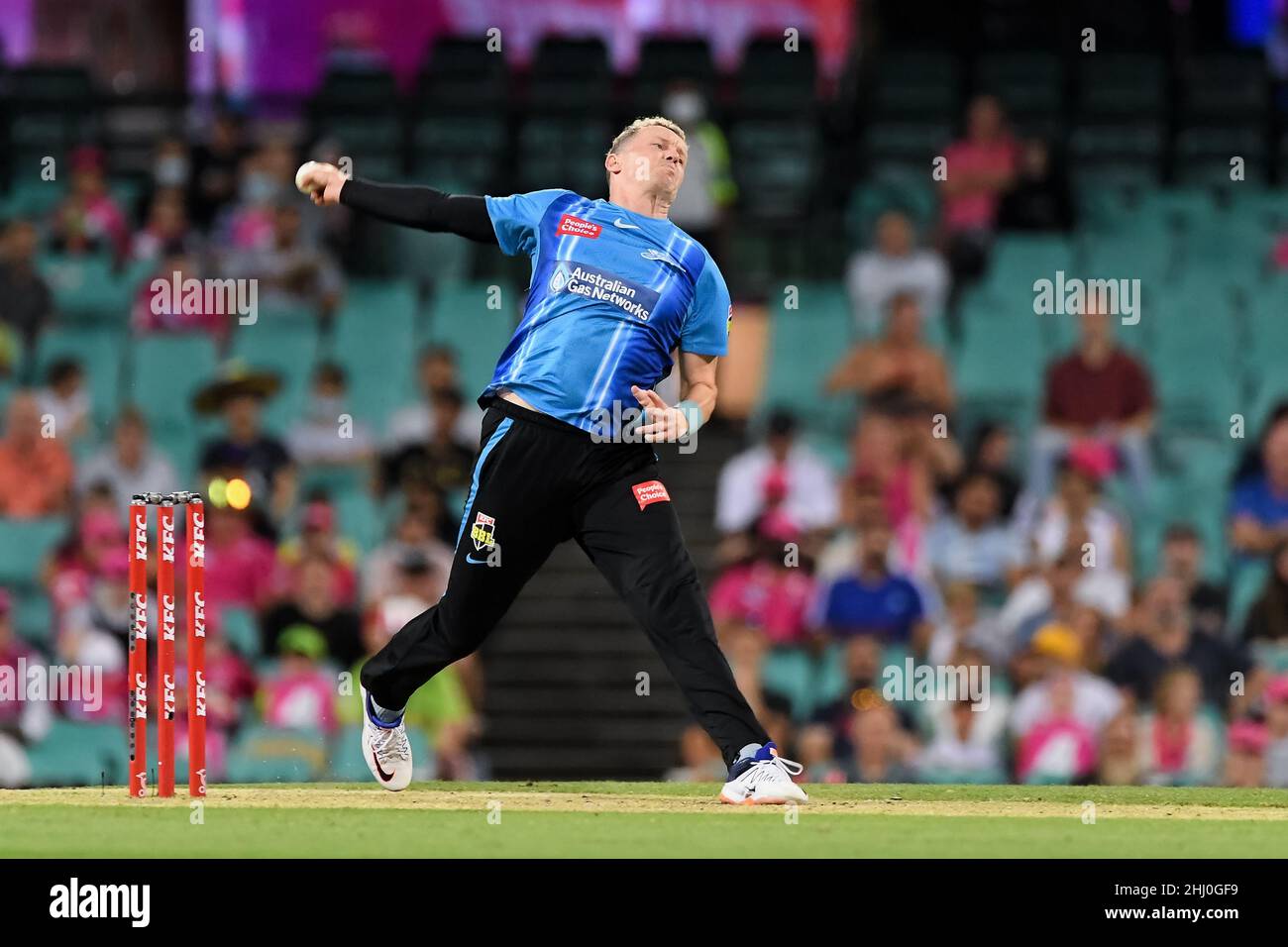 Sydney, Australia, 26 January, 2022. Peter Siddle of the Strikers bowls during the Big Bash League Challenger cricket match between Sydney Sixers and Adelaide Strikers at The Sydney Cricket Ground on January 26, 2022 in Sydney, Australia. Credit: Steven Markham/Speed Media/Alamy Live News Stock Photo