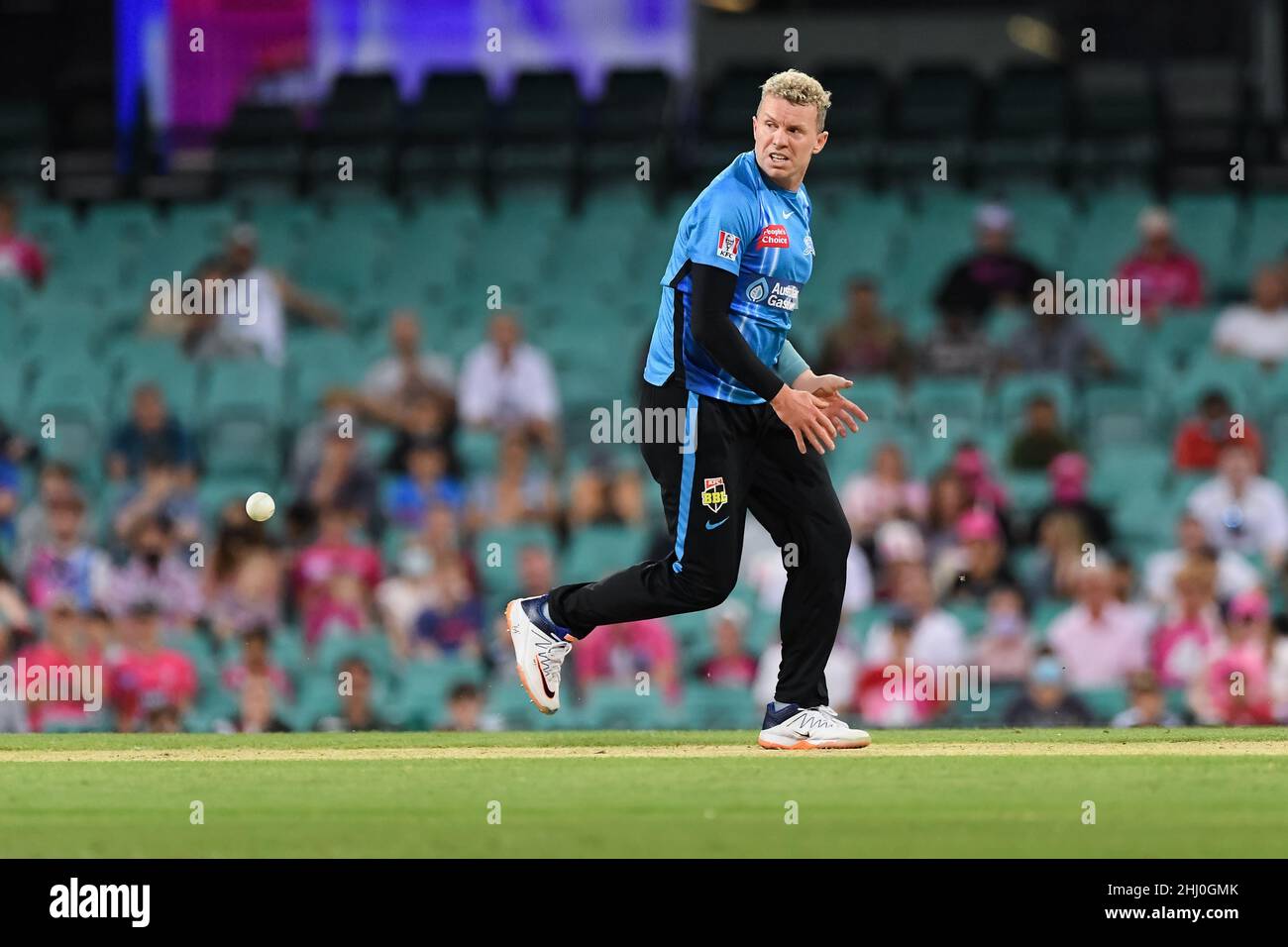 Sydney, Australia, 26 January, 2022. Peter Siddle of the Strikers bowls during the Big Bash League Challenger cricket match between Sydney Sixers and Adelaide Strikers at The Sydney Cricket Ground on January 26, 2022 in Sydney, Australia. Credit: Steven Markham/Speed Media/Alamy Live News Stock Photo