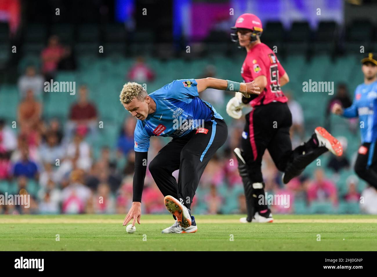 Sydney, Australia, 26 January, 2022. Peter Siddle of the Strikers fields the ball during the Big Bash League Challenger cricket match between Sydney Sixers and Adelaide Strikers at The Sydney Cricket Ground on January 26, 2022 in Sydney, Australia. Credit: Steven Markham/Speed Media/Alamy Live News Stock Photo