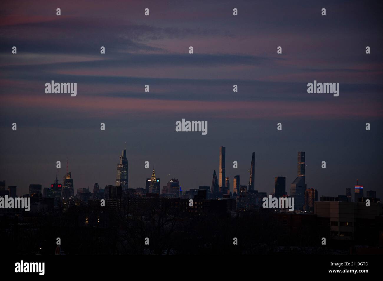 New York: Atemberaubender Sonnenuntergang in Brooklyn mit Blick auf die Skyline Manhattans Stock Photo