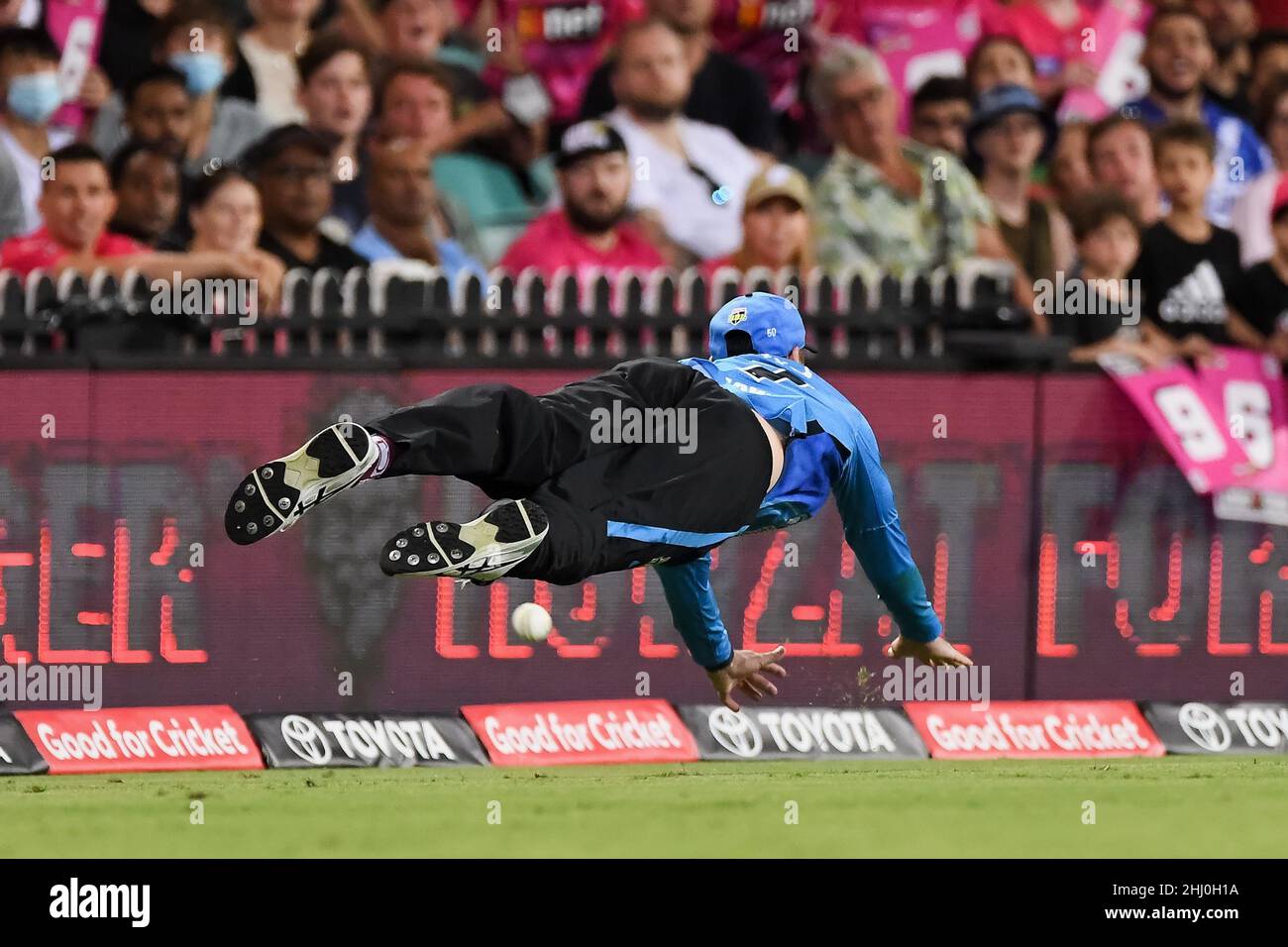Sydney, Australia, 26 January, 2022. Matt Renshaw of the Strikers dives for a catch and misses during the Big Bash League Challenger cricket match between Sydney Sixers and Adelaide Strikers at The Sydney Cricket Ground on January 26, 2022 in Sydney, Australia. Credit: Steven Markham/Speed Media/Alamy Live News Stock Photo