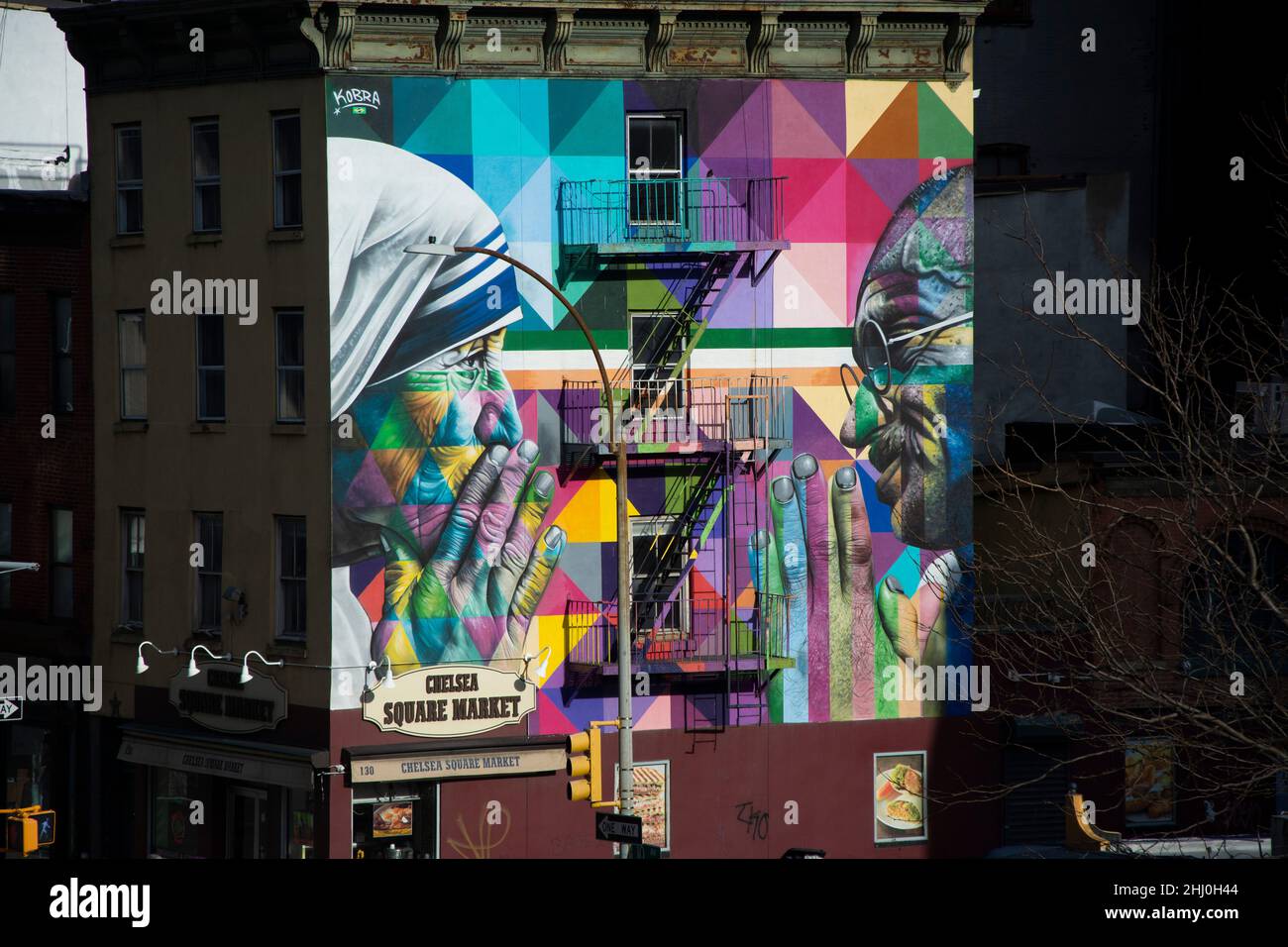 New York: Blick von der Highline auf ein Wandgemälde mit Mutter Teresa und Mohanda Gandhi Stock Photo
