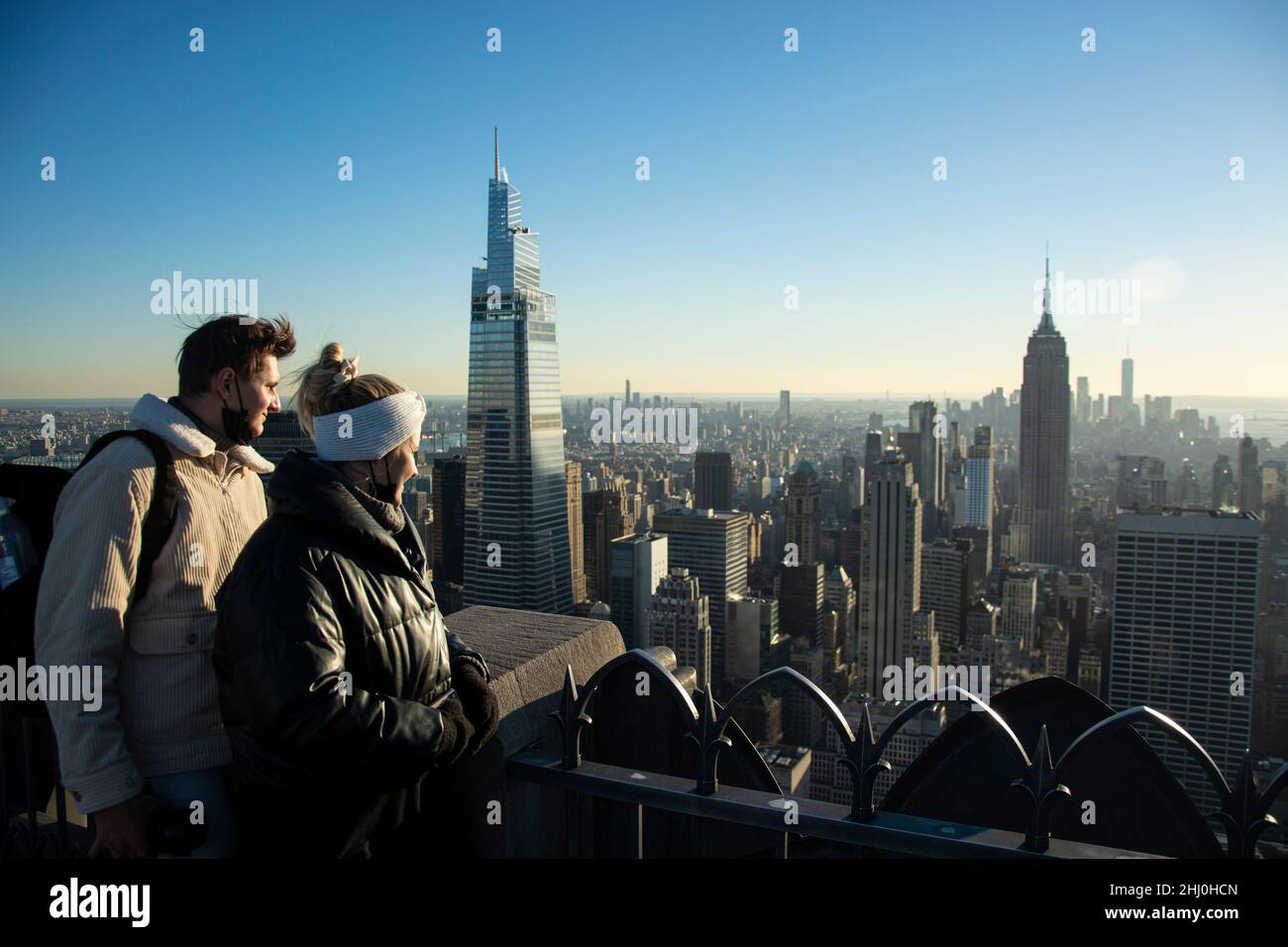 Ein Paar blickt vom Rockefeller Center über die Skyline Manhattans Stock Photo