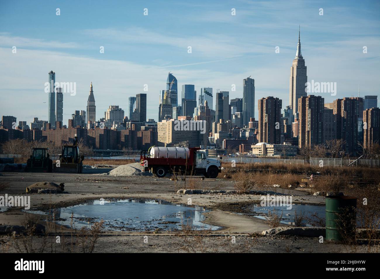 Eine Industriebrache in Williamsburg vor der imposanten Kulisse Manhattans Stock Photo