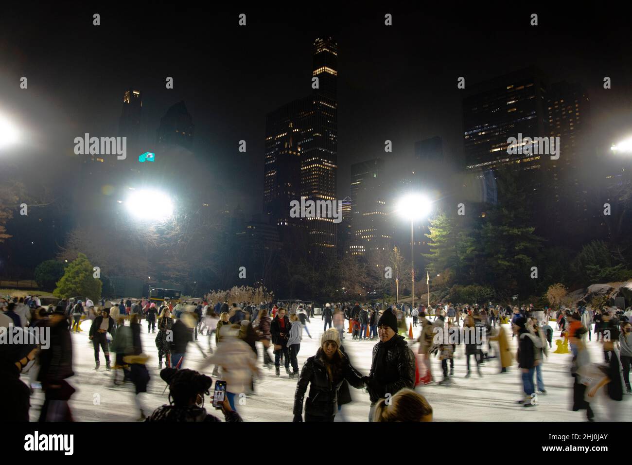 Grosse Menschenansammlung auf dem Wollman Ice Rink in New Yorks Central Park Stock Photo