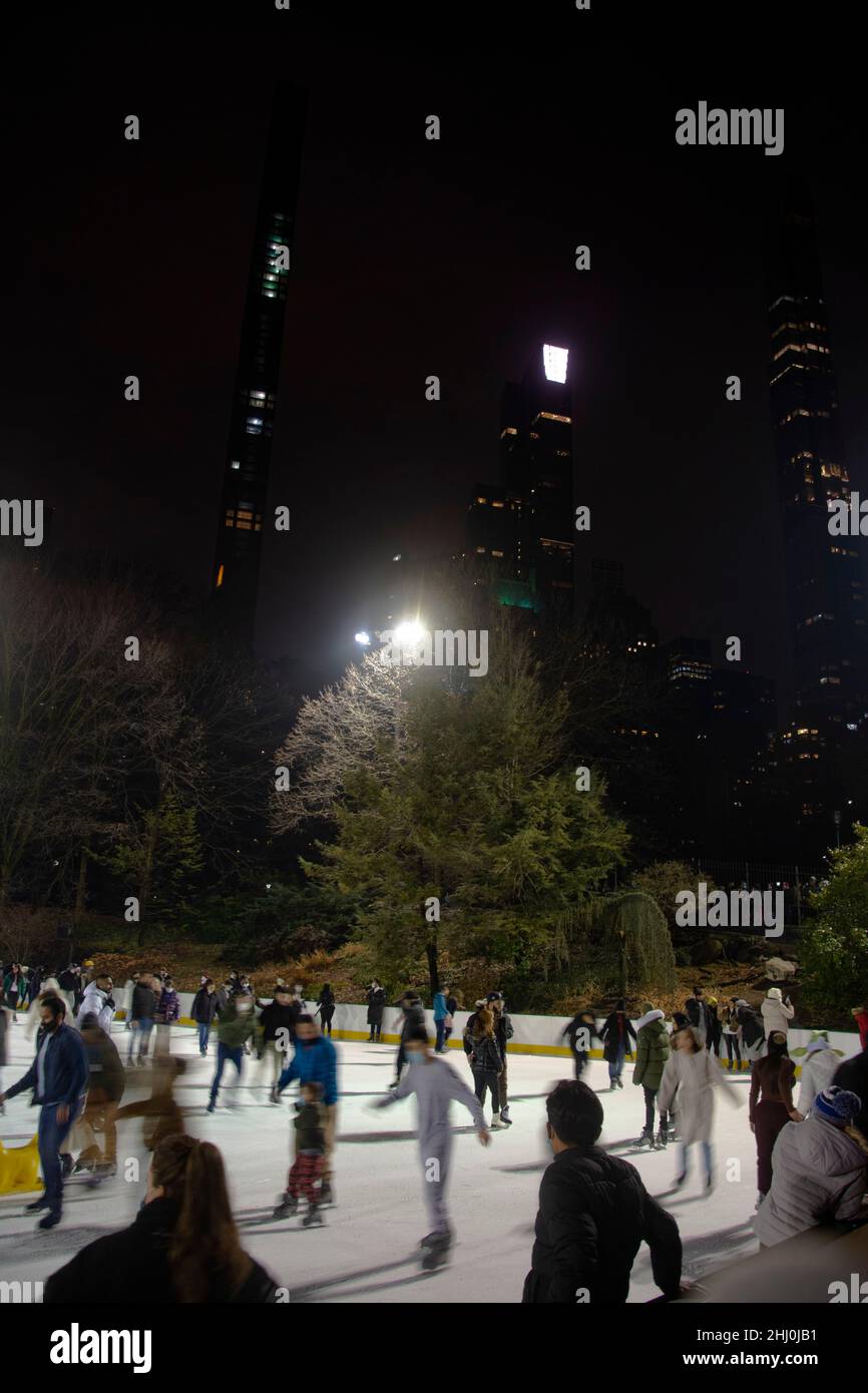 Grosse Menschenansammlung auf dem Wollman Ice Rink in New Yorks Central Park Stock Photo