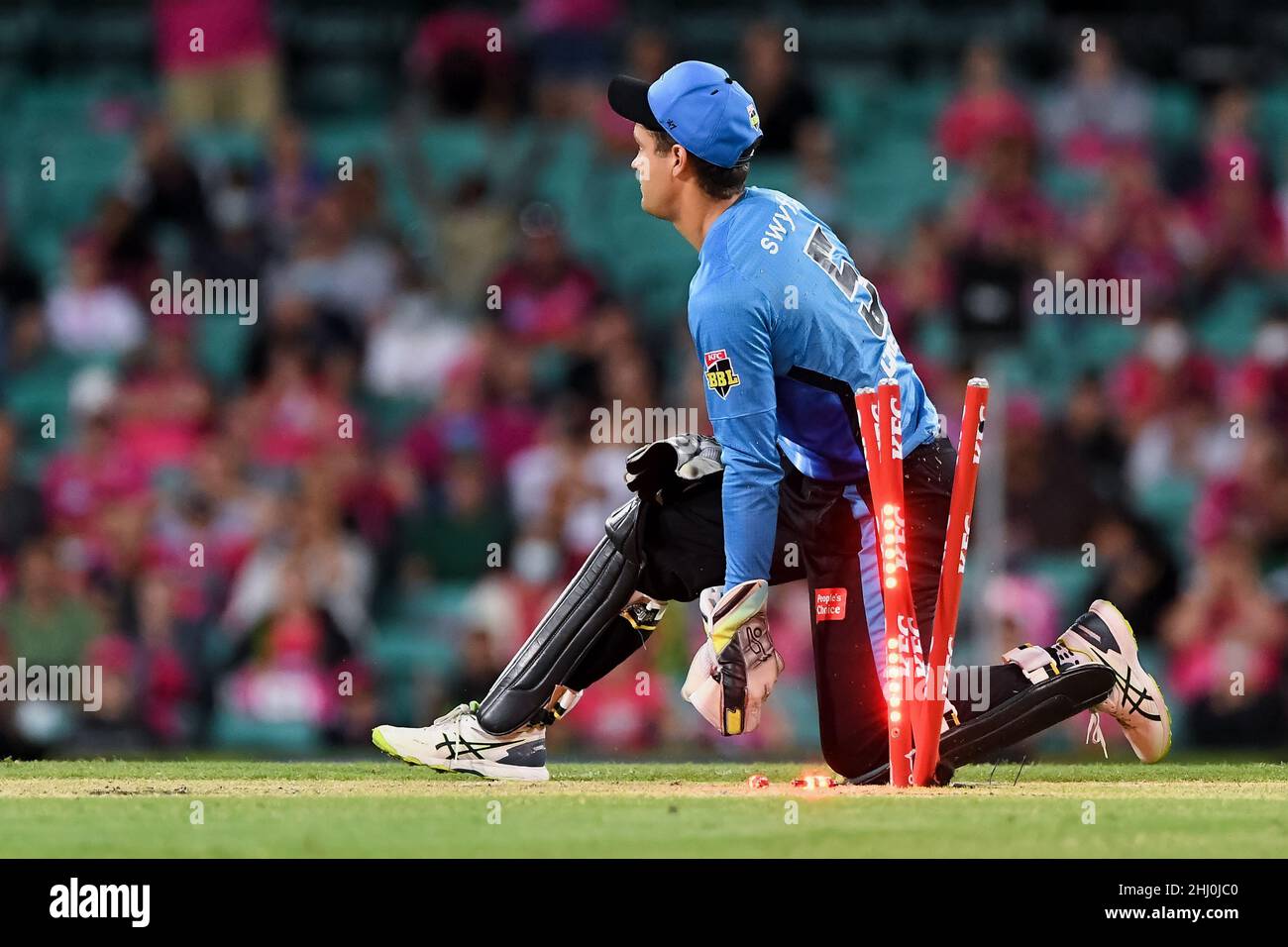 Sydney, Australia, 26 January, 2022. Ben Dwarshuis of the Sixers ran out by Alex Carey of the Strikers during the Big Bash League Challenger cricket match between Sydney Sixers and Adelaide Strikers at The Sydney Cricket Ground on January 26, 2022 in Sydney, Australia. Credit: Steven Markham/Speed Media/Alamy Live News Stock Photo