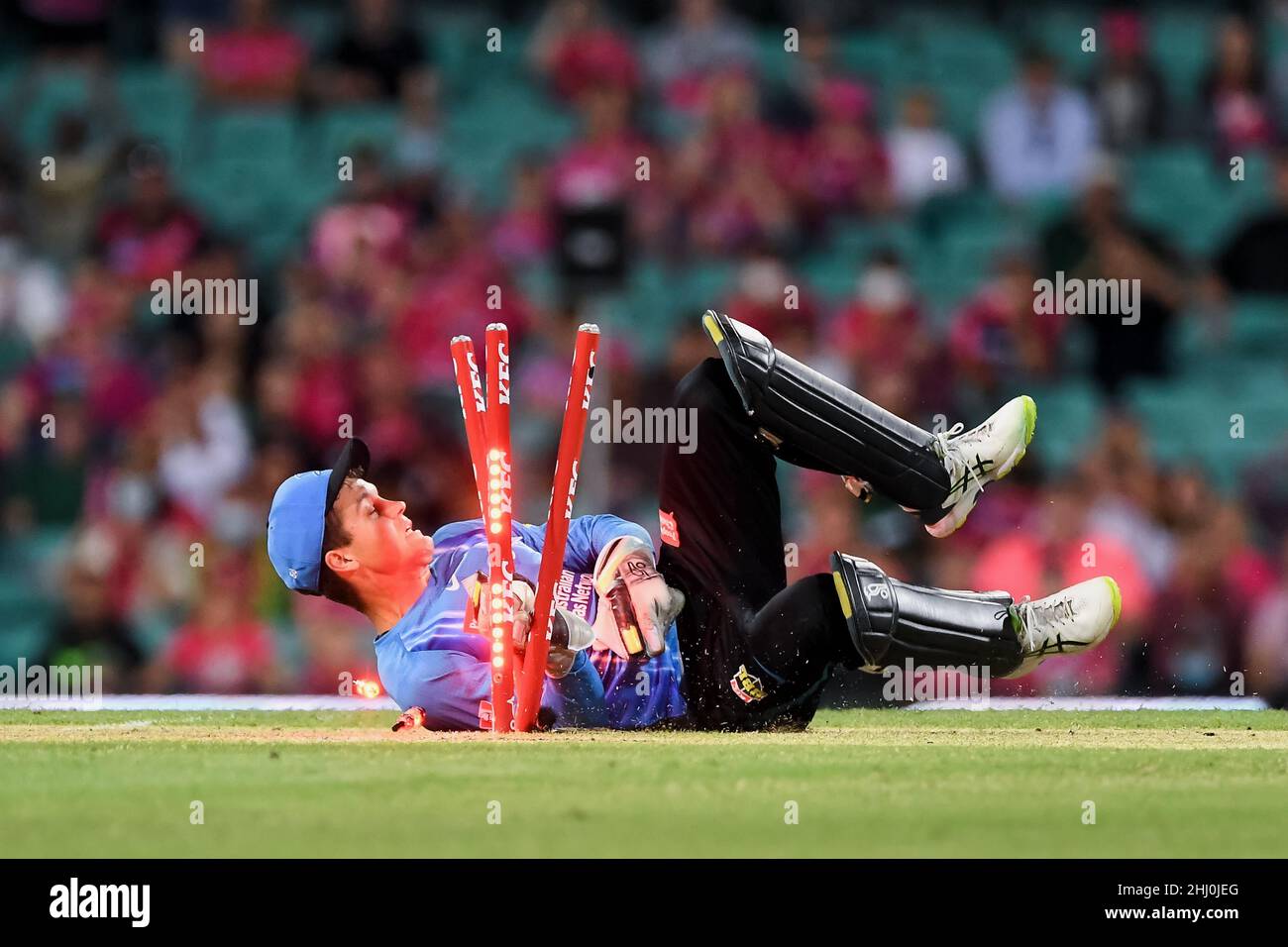 Sydney, Australia, 26 January, 2022. Ben Dwarshuis of the Sixers ran out by Alex Carey of the Strikers during the Big Bash League Challenger cricket match between Sydney Sixers and Adelaide Strikers at The Sydney Cricket Ground on January 26, 2022 in Sydney, Australia. Credit: Steven Markham/Speed Media/Alamy Live News Stock Photo