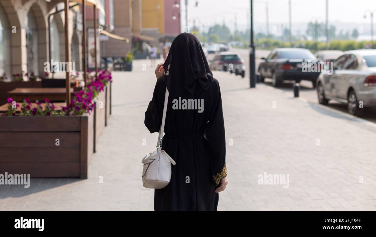 Arab woman shopping for abaya hi-res stock photography and images - Page 2  - Alamy